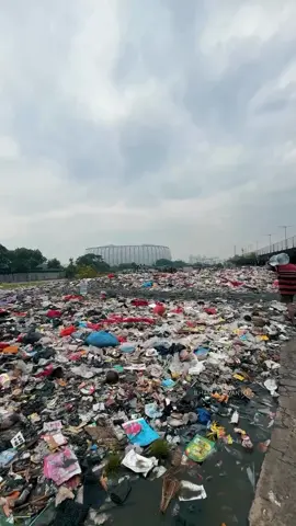 Kamis, 17 April 2025 Kondisi tumpukan sampah di kawasan Papanggo, Tanjung Priok, Jakarta Utara Kamis pagi. . cc @ilhamapriyanto #jakartaselatan #jakarta #pesanggrahan #petukangan #motor #jis 