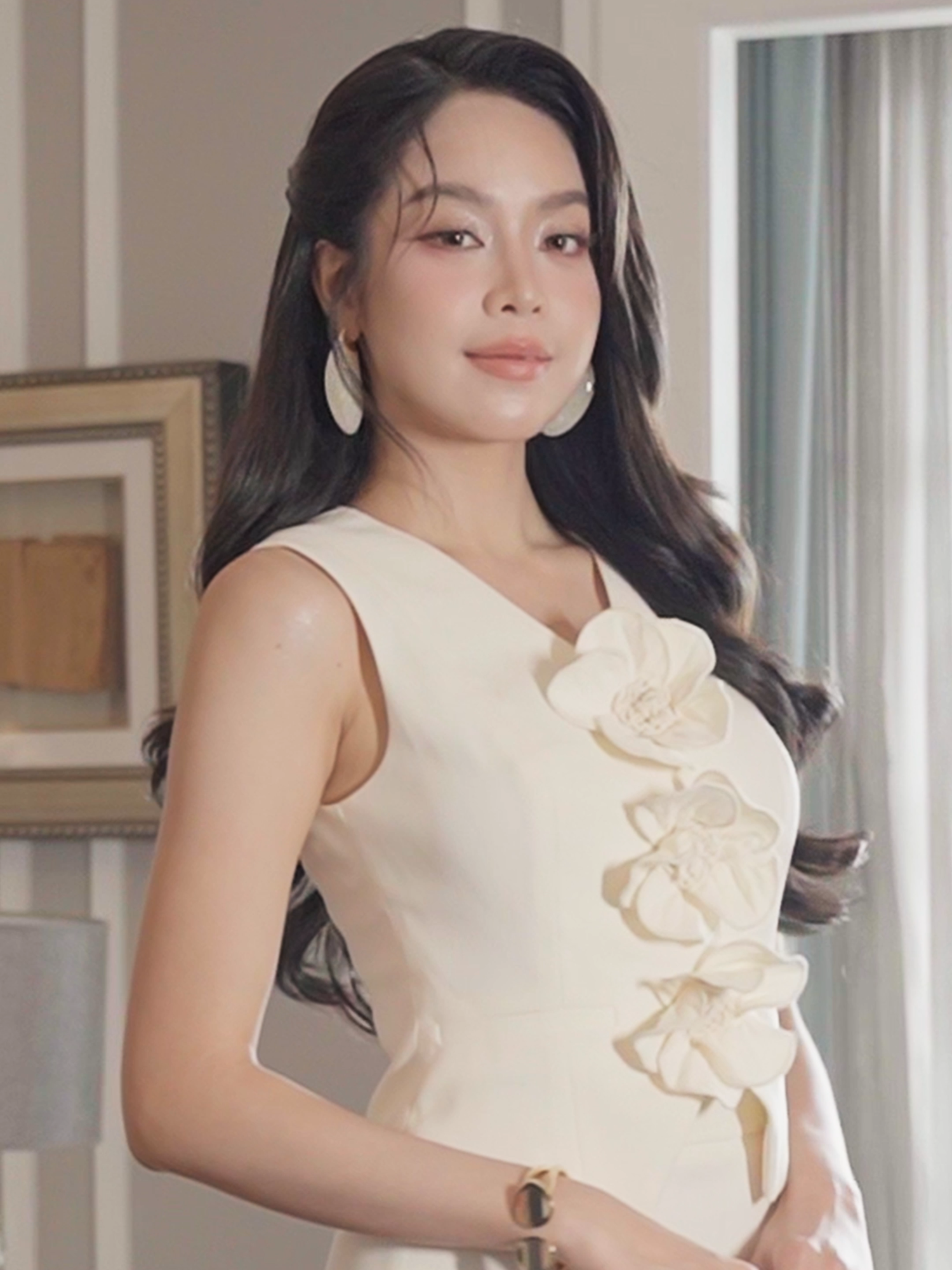 𝑺𝒄𝒖𝒍𝒑𝒕𝒆𝒅 𝒊𝒏 𝑩𝒍𝒐𝒐𝒎 Một lần nữa, SIXDO khẳng định dấu ấn của mình qua nghệ thuật tạo hình hoa 3D thủ công đầy tinh xảo, từ những đóa hoa nhỏ được chăm chút tỉ mỉ đến hoa bản lớn nổi bật, tất cả đều được xử lý khéo léo trên nền gấm và vải dệt thoi cao cấp. Hai thiết kế chung một vẻ đẹp thanh lịch, giữ trọn tinh thần sang trọng, đậm tính nữ trong từng thiết kế của bộ sưu tập giới hạn Neutral Premium. #SIXDO #sixdofamily #sixdofashionshow #fashion #TikTokFashion #HoahauThanhThuy #huynhthithanhthuy #neutralver1 #xuhuong #trending #viral #tiktokviral #fyp