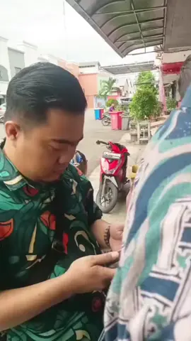 MOHON BAGI YG MELAMAR PEKERJAAN DI RUKO CAKUNG SEPERTI VIDIO BERIKUT, DAN BERTEMU ORANG SEPERTI DI VIDIO DI HARAP HATI-HATI. MOHON JANGAN MAU JIKA HARUS MENGELUARKAN UANG, LOWONGAN PEKERJAAN YG BENAR TIDAK DI PUNGUT BIAYA SEPESERPUN 🙏 INI KAMI DI BANTU OLEH TIM GERAKAN PEKERJA BURUH INDONESIA (GPBI), TIM PP (PEMUDA PANCASILA), SATPOL PP, TNI, dll SUPAYA UANG BISA DI TERIMA. NAMUN FAKTA NYA BARU BEBERAPA SAJA YANG SUDAH DI BERIKAN, DAN MASIH ADA KORBAN LAIN YANG BELUM DI KEMBALIKAN UANG NYA. SUDAH MENCOBA LAPOR KE POLSEK CAKUNG NAMUN TIDAK DI PROSES. 🥲 #dugaan #penipuanlowongankerja #cakung #polri #polripresisi #polriindonesia #polriuntukindonesia #lowongankerja #humas #humaspolri #gerindra #prabowosubianto #gibranrakabumingraka #viral #fyp #xyzabc #listyosigitprabowo @gerindra @Kepala Kepolisian RI @Gibran Rakabuming @PoldaMetroJaya 