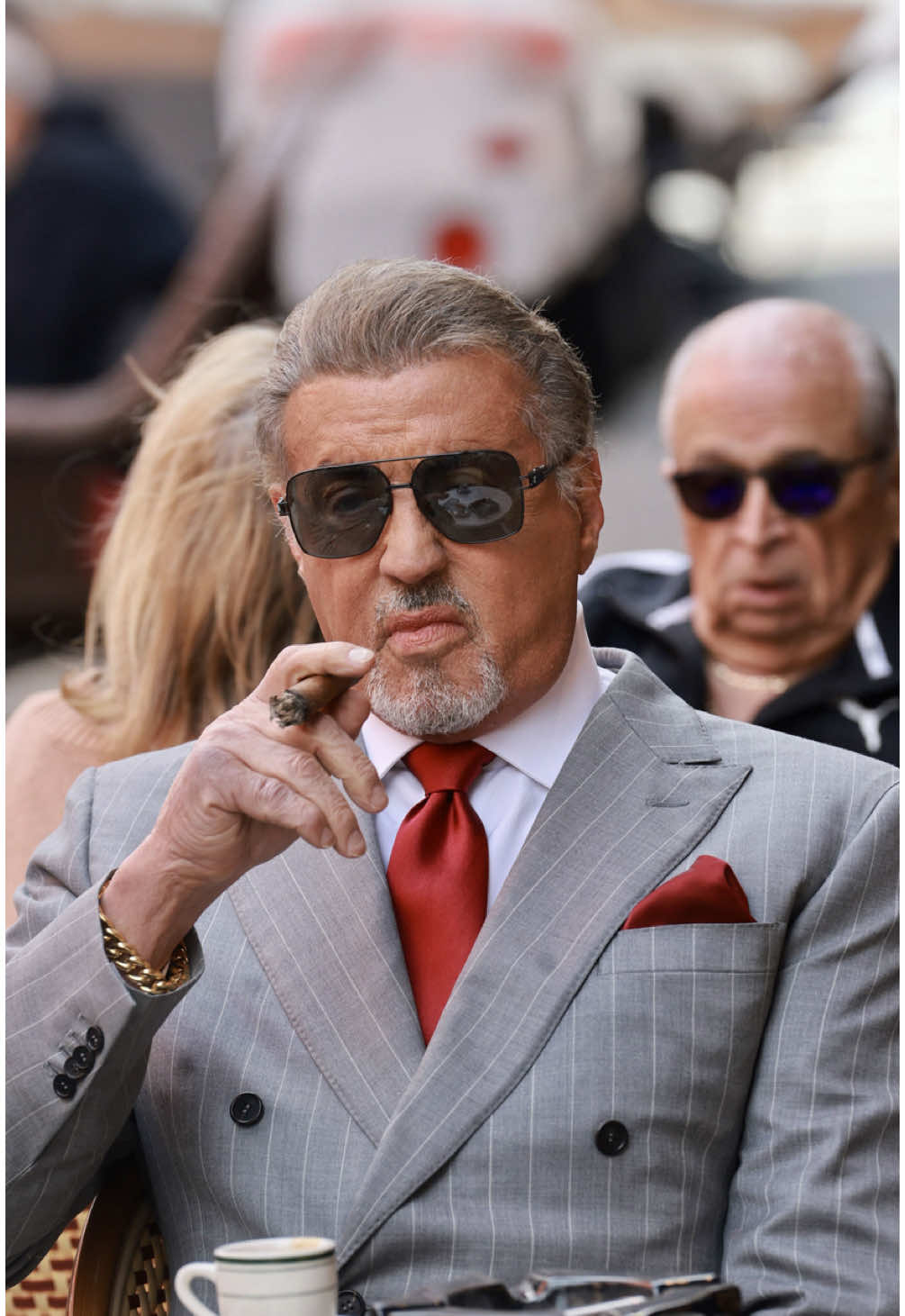 Sylvester Stallone, tra un sigaro e l’inno di Mameli, sul set di “Tulsa King 3” a New York Lo stile non va mai in vacanza. Soprattutto se il tuo nome è Sylvester Stallone e sei uno degli attori più famosi del mondo del cinema. Sly è ancora voglioso di mostrare il suo talento e, infatti, da ormai oltre 3 anni si diverte nei panni di Dwight “il generale” Manfredi, per la serie “Tulsa King”, dove interpreta un boss uscito dal carcere dopo 25 anni, che cerca di creare un nuovo impero criminale a Tulsa. Ed è proprio con il suo completo gessato e un immancabile sigaro che è stato visto, proprio durante le riprese della terza stagione della serie di Paramount+, a New York City, calandosi perfettamente nella parte. Anche mentre sul set risuona l’inno di Mameli, molto probabilmente per ragioni di scena. Una melodia a lui sicuramente cara, visto il suo legame di sangue con l’Italia, per via del padre. [📸 MEGA 📹 BACKGRID]