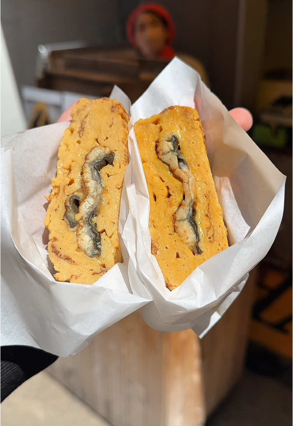 うなぎを贅沢に丸ごと挟んだ絶品玉子焼き！ うなぎの玉子焼き 680円 鎌倉名物うなぎを贅沢に丸ごと挟んだ玉子焼き😋 目の前の玉子焼き機で実演で作ってくれるから常に出来立てのまま食べられます！ 🍚店名:  はんなりいなり 住所: 神奈川県鎌倉市小町2丁目8-6 最寄駅: 鎌倉駅から徒歩5分 営業時間：10:00〜19:00 定休日：不定休 #神奈川グルメ#Japanesefood#tiktokfood