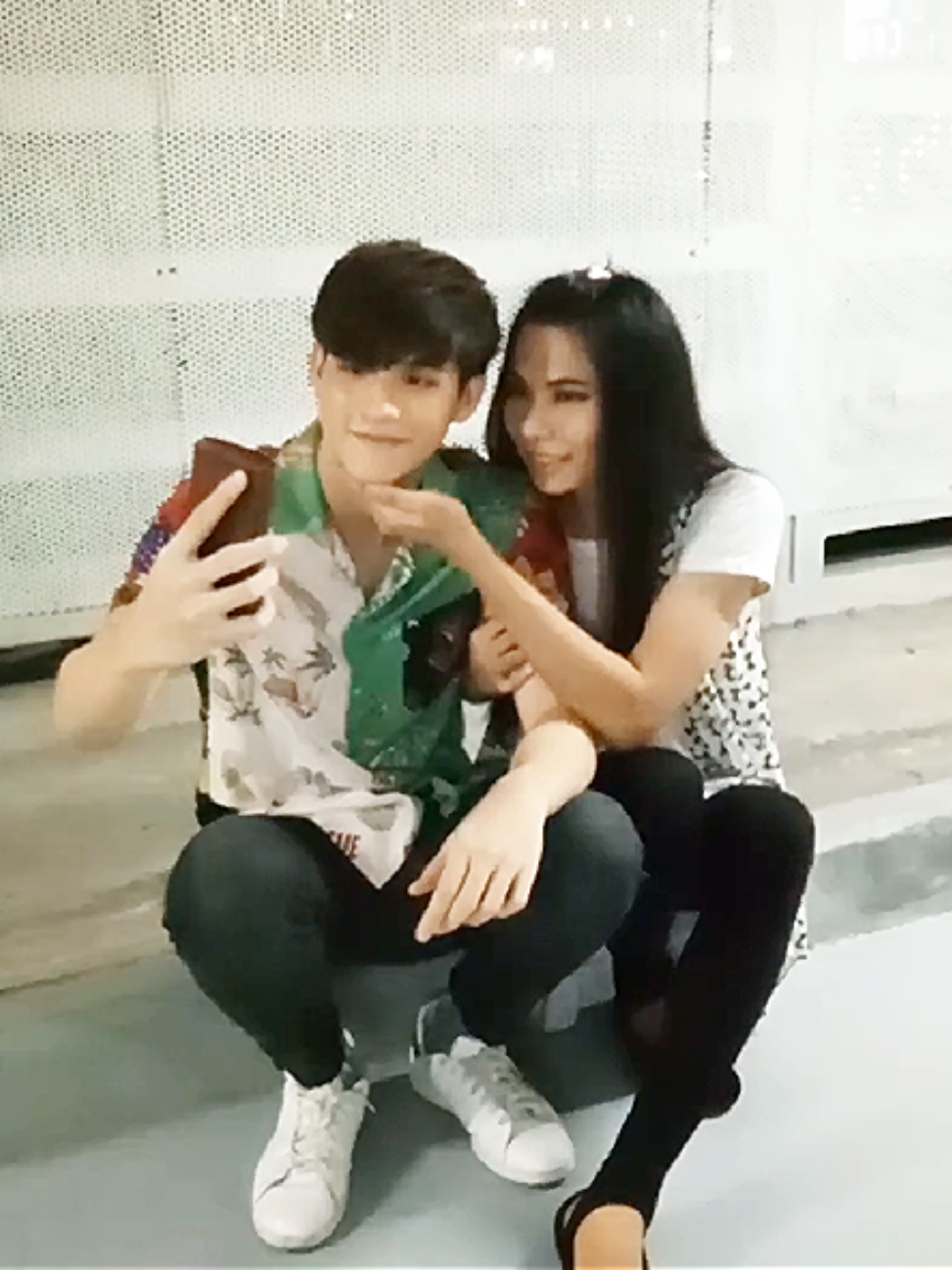 เดินแบบเสร็จดึกดื่นเที่ยงคืนจนห้างปิด แต่ก็ยังใจดีนัดแฟนคลับมาถ่ายรูปที่ลานจอดรถ ดีย์ 😍👩‍❤️‍💋‍👩😘 #S63 22/03/2018 #skywongravee #skiwongravai #สกายวงศ์รวี #sky_wong 