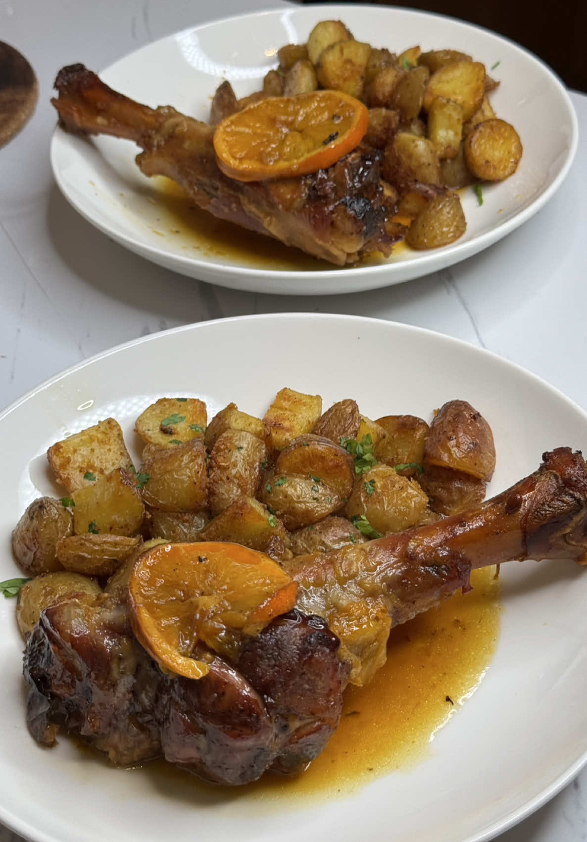 🔥Souris d’agneau confite à l’orange, safran et miel Ingrédients pour 4 souris d’agneau : * 4 souris d’agneau * 30 cl de jus d’orange fraîchement pressé (environ 3 oranges) * Quelques pistils de safran infusés dans l’eau chaude * 3 c. à soupe de miel * 3 c. à soupe d’huile d’olive * 4 gousses d’ail * Sel de Camargue * Poivre du moulin * 4 tranches d’orange * 4 étoiles de badiane Cuisson en papillote 30 min à 200deg puis 2heures à 160deg #agneau #lambshank #easter #paques #sourisdagneau #recettefacile 