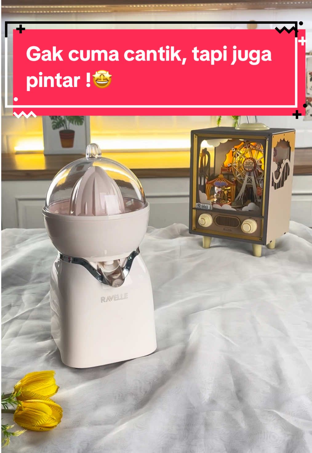 Daripada ngupas jeruk bikin tangan lengket, mending kenalan sama Ravelle citrus juicer yang super aestetik ini! 😎 Gak cuma cantik, tapi juga pintar ngejus! Lihat deh tutorial pemasangannya yang lebih gampang dari masak air! 🤣Dalam sekejap, kamu sudah bisa pamer bikin jus jeruk sendiri di rumah✨🥰 Jangan sampai ketinggalan tren dapur estetik! Langsung cek spesifikasinya ya Ravellers! 🥳🛒✨ #RavelleIndonesia #JuicerLucu #DapurUnik #JusRumahan #citrus #citrusjuicer #ravellecitrusjuicer  #GampangBanget