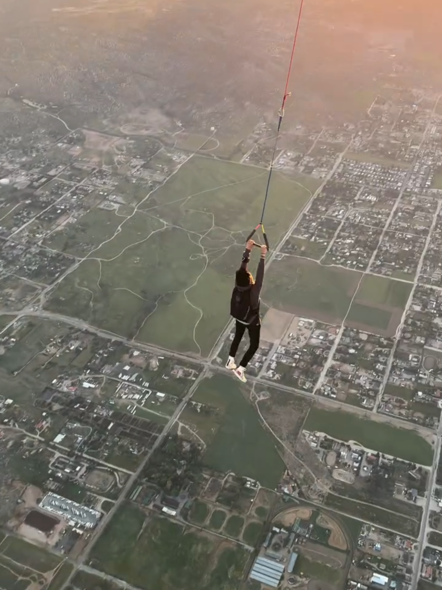 Long way dooowwnnn 💨 (🎥: @selmshots ) #Unreel #Extreme #Fling #Sendit #Highaltitude