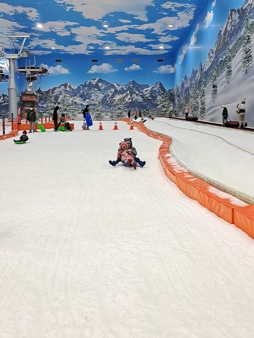 main seluncuran salju di Trans Snow World Surabaya #JelajahHepi  #transsnowworld #wisatasalju #wisataindonesia 