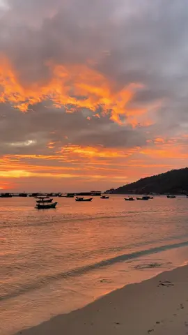 “Người mà mình gặp quá muộn, mình không thể so bì với thanh xuân họ dành cho người đến trước.. Người mà mình gặp quá sớm, mình nuối tiếc vì phần khôn lớn sau này họ chỉ có thể dành cho người đến sau.” #sunset #hoanghon #tamtrang #chill #fyp #viral 