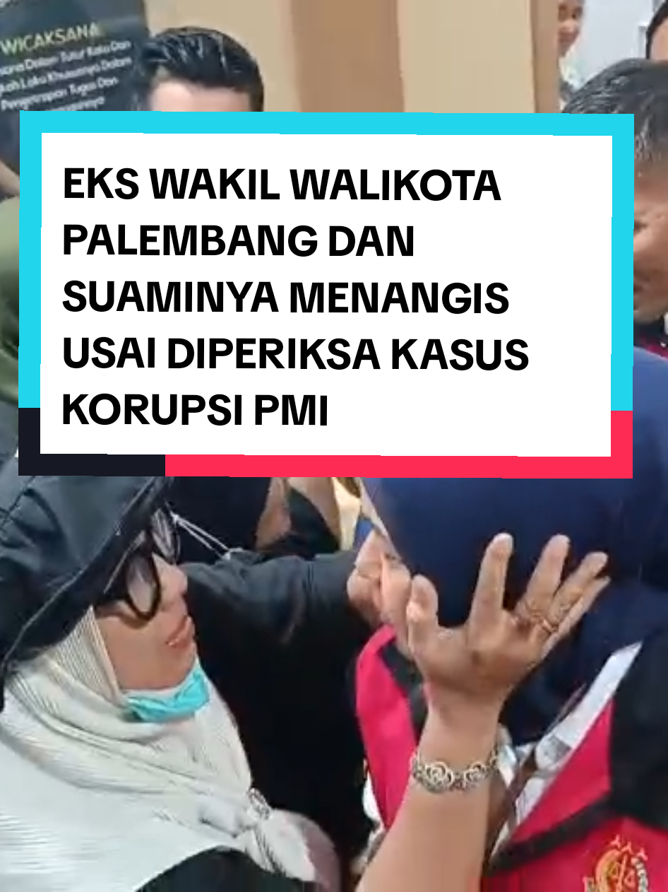 SRIPOKU.COM, PALEMBANG, - Tangis haru terlihat saat mantan Wakil Walikota Palembang Fitrianti Agustinda dan suami Dedy Sipriyanto, usai diperiksa dan diambil keterangan oleh penyidik Kejari Palembang, untuk melengkapi berkas keduanya sebagai tersangka dalam kasus dugaan korupsi PMI, Kamis (17/4/2025), sekitar pukul 17.19 Dengan memakai baju tahanan bertuliskan 