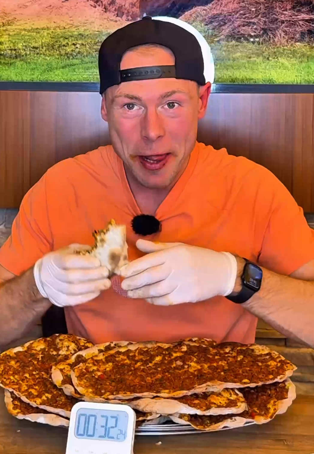 DIESER REKORD HAT 20 JAHRE ÜBERLEBT… BIS ICH KAM! 🔥 🕰️ 18 Lahmacun in 60 Minuten – das hat noch nie jemand überboten. Aber ich bin nicht angetreten, um gleichzuziehen. Ich wollte zerstören. Brechen. Übertreiben. Und was dann passiert ist… damit hat niemand gerechnet. Markier jemanden, der das niemals schaffen würde! 😅👇 Und sagt ehrlich:  Soll ich das nochmal machen – aber mit 20+ Stück?! 🤯 Ganzer Wahnsinn in voller Länge jetzt auf YouTube BigMeatsFood #foodchallenge #mukbangvideo #lahmacun #kebab #döner #food #challenge #viralvideos #record #foodchallenges #amazing #bigm #big 