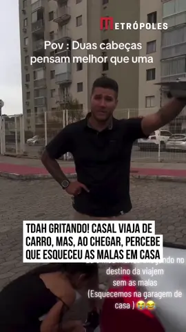😅 Um #vídeo que circula nas redes sociais registrou o momento em que um #casal, após viajar de carro, chega ao destino, mas, ao abrir o porta-malas, percebe: as #malas ficaram em casa. Apesar do transtorno, os dois foram capazes de rir da situação. “POV: Duas cabeças pensam melhor que uma”, escreve a mulher, responsável pelo registro, no vídeo. “Eu e meu marido chegando no destino da viagem sem as malas (esquecemos na garagem de casa)”, relatam. #EntretêNews 📽️@andressalopes_als | @myhoodbr