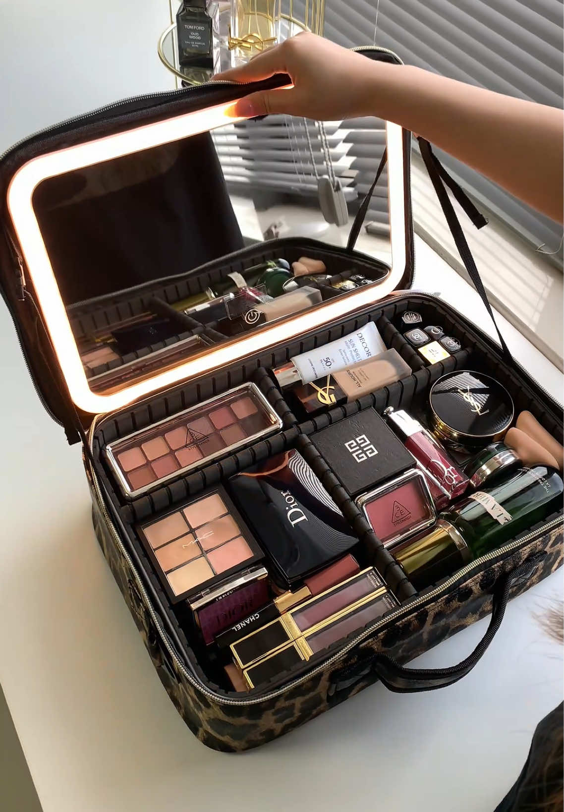The Large leopard print makeup bag✈️🎁💝💕 #makeuptips #makeuporganizer #girls #fyp #leopard 