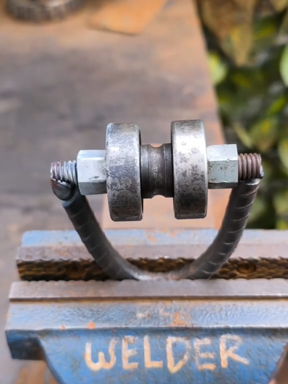 I myself can't believe it's so easy to make a simple crane pulley #diy #creative #welding #welder #weldernation #weldinglife #weldingapprenticeship #ideas #pakwelders #metalwork #steel #diy #diyproject #art #artwork #tipsandtricks #weldingtricks #creative #creativetools #technique #bluecollar #design #weldeverydamnday #metalfabrication #idea #diy #diyproject 