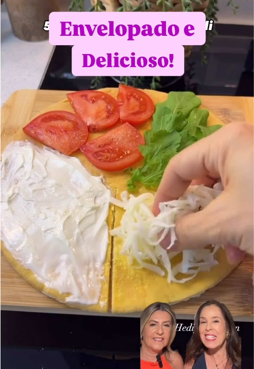 ENVELOPADO E DELICIOSO! 😋 Quer uma opção leve, rápida e cheia de sabor? Essa receita é simplesmente viciante! ✨ Ingredientes: 	•	1 Rap10 	•	2 ovos caipiras 	•	Uma pitada de sal rosa 	•	Queijo da sua preferência ralado 	•	1 col. sopa de creme de queijo minas frescal, creme de ricota ou cream cheese 	•	Meio tomate picado 	•	Folhas de rúcula, espinafre ou alface ✨ Modo de preparo: 	1.	Bata os ovos com sal e despeje na frigideira. 	2.	Coloque o Rap10 por cima e espere firmar. 	3.	Vire com cuidado. 	4.	Recheie com creme de queijo, tomate, folhas verdes e queijo ralado 	5.	Dobre como um envelope e doure até ficar crocante e douradinho! Sirva morno e aproveite essa delícia saudável! Perfeito para o café da manhã, lanche ou aquele jantar leve e saboroso! Gostou?  👍 Curta 📲 Siga @dicasduplasantista 🔀 Compartilhe Créditos: @hediye_tepehan Excelente trabalho! Seu conteúdo merece ser compartilhado. Parabéns! 👏 ➡️ Aos proprietários: Se não desejarem que seu conteúdo seja remixado e publicado em nossa página, por favor, entrem em contato conosco via DM. Obrigada! A request to the owners: If you do not want your content to be remixed and published on our page, please contact us via DM, and we will resolve or delete it immediately. Thank you! 🙏🙌 #dicasduplasantista #wrap #rap10 #envelope #receita 