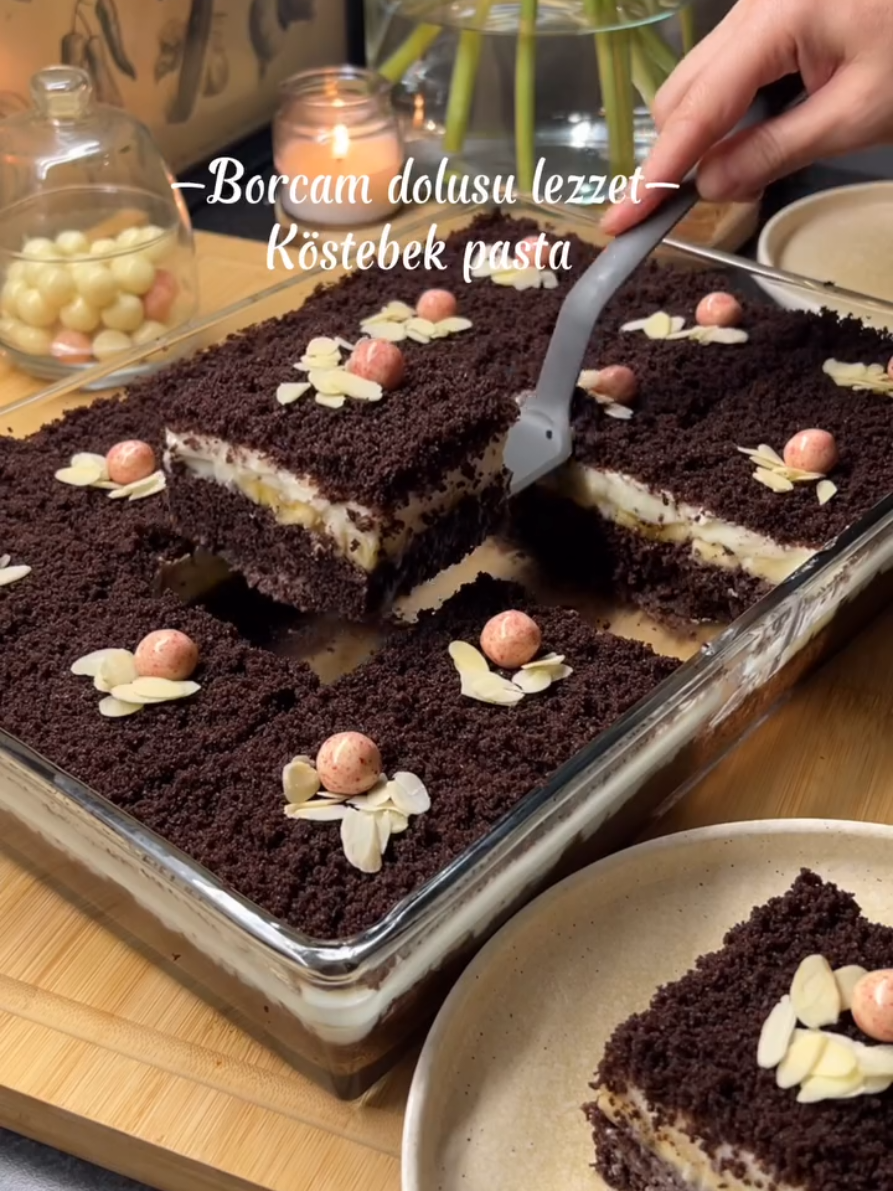 🌺KÖSTEBEK PASTA🌺 🌺🌺🌺🌺🌺🌺🌺🌺🌺🌺🌺 @birenfeslezzet:🎥 Malzemeler; 🌺4 adet yumurta 🌺1 su bardağı şeker 🌺1 su bardağı süt 🌺1 çay bardağı sıvıyağ 🌺2,5 yemek kaşığı kakao 🌺1 paket vanilya 🌺1 paket kabartma tozu 🌺2 su bardağı un Üzerini ıslatmak için; 🌺1çay bardağı süt Kreması için; 🌺1 litre süt 🌺1 çay bardağı şeker 🌺1 adet yumurta sarısı 🌺1paket vanilya 🌺3 yemek kaşığı un 🌺3 yemek kaşığı nişasta 🌺200 ml sıvı krema Üzerine; 🌺3 adet muz 🌺Damla çikolata Hazırlanışı; Yumurta ve şekeri köpük kıvamına gelene kadar çırpalım. Süt ve sıvı yağı ekleyip karıştıralım diğer malzemeleri de ilave edip homojen bir şekilde çırpalım. Büyük dikdörtgen borcamı yağlayıp dökelim. Havası gitmesi için bir kaç kez yere vuralım. 170 derece fırında 30 dk pişirelim ( fırın ayarı fırından fırına farklılık gösterir siz deneyerek bulabilirsiniz) pişen kek soğuduğunda üzerinden çok derine inmeyecek şekilde keselim ve alalım. Rondoya koyup geçirelim. Kekin üzerine 1çay bardağı süt gezdirelim. Kreması için tüm malzemeleri tencereye koyup karıştıralım kısık ateşte pişirelim kıvam alınca altını kapatıp ılımasını bekleyelim sonra sıvı kremayı ekleyip iyice karıştıralım. Pişen kekin üzerine dilimli muzları ve damla çikolata koyalım kremayı üzerine döküp kek kırıntılarını heryerine gelecek şekilde yayalım. Dolapta 1-2saat dinlendikten sonra servis edebilirsiniz. Afiyet olsun.🌺 İNGİLİZCE: 🌺MOLE CAKE🌺 🌺🌺🌺🌺🌺🌺🌺🌺🌺🌺 Ingredients; 🌺4 eggs 🌺1 cup sugar 🌺1 cup milk 🌺1 teacup oil 🌺2.5 tablespoons cocoa 🌺1 packet vanilla 🌺1 packet baking powder 🌺2 cups flour To moisten the top; 🌺1 teacup milk For the cream;  🌺1 liter of milk 🌺1 tea glass of sugar 🌺1 egg yolk 🌺1 pack of vanilla 🌺3 tablespoons of flour 🌺3 tablespoons of starch 🌺200 ml of liquid cream On top; 🌺3 bananas 🌺Drop chocolate Preparation; Beat the eggs and sugar until they reach a foamy consistency. Add the milk and liquid oil and mix, add the other ingredients and beat homogeneously. Grease the large rectangular glass baking dish and pour. Knock it on the ground a few times to remove the air. Bake in the oven at 170 degrees for 30 minutes (oven settings vary from oven to oven, you can find it by trying) When the cake is cool, cut it so that it does not go too deep and take it out. Put it in the rondo and pass it. Pour 1 tea glass of milk over the cake.  For the cream, put all the ingredients in the pot and mix them, cook on low heat, turn off the heat when it thickens, wait for it to cool, then add the liquid cream and mix well. Put sliced ​​bananas and chocolate chips on the baked cake, pour the cream on it and spread the cake crumbs everywhere. You can serve after resting in the fridge for 1-2 hours. Enjoy.🌺 🌺🌺🌺🌺🌺🌺🌺🌺🌺🌺🌺🌺 🌺#reklamdeğil 🌺#instagram 🌺#keşfet 🌺#nefisyemektarifleri 🌺#mutfak 🌺#foodlovers 🌺#tarifsunum 🌺#hamurişi 🌺#yemektarifleri 🌺#kuchen 🌺#sunumönemlidir 🌺#tatlitarifleri 🌺#poğaçatarifleri 🌺#instafood 🌺#pastatarifleri 🌺#kahvesunumu 🌺#kektarifleri 🌺#rezepti 🌺#börektarifleri 🌺#sunum 🌺#kurabiyetarifleri 🌺#coffee 🌺#akşamyemeği 🌺#yummy 🌺#mutfakgram 🌺#sunum 🌺#kolaytarifler 🌺#sütlütatlilar 🌺#yemek 🌺#sahanelezzetler 🌺#keşfetteyiz