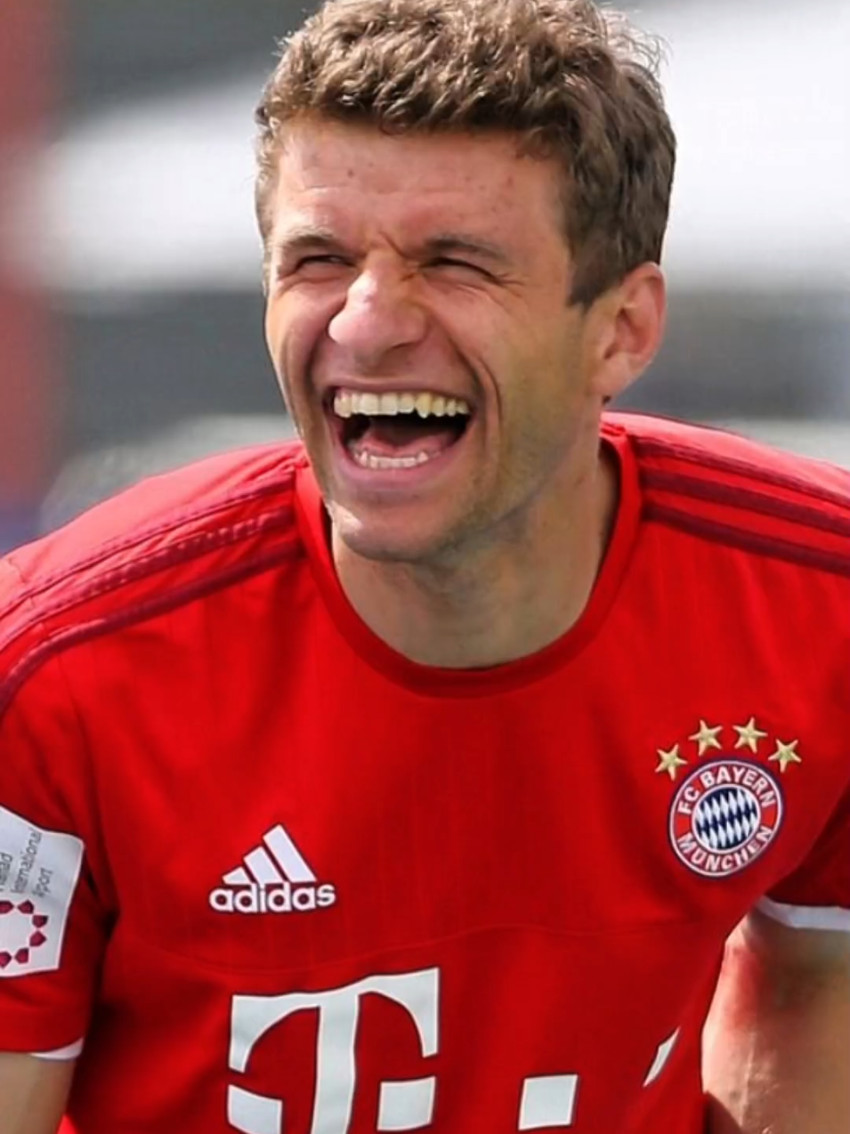 O como el Bayern… como el Bayern sin Müller 😞🇩🇪 Dicen que cuanto más larga es una historia, más difícil es escribir el final. Pues poner cierre a 25 años de amor, puede sentirse como un golpe letal. Desde que tengo uso de razón, ambos han caminado de la mano, un niño que llegó, repleto de ambición, y que ahora, duda entre vestir otra camiseta, o colgar las botas, y decir adiós.  Te echaremos de menos bestia, fiera, animal, líder de líderes, capitán general. Uno de los más infravalorados que recordará el fútbol. Un tipo que no regatea, que no corre, que no es la estrella, pero que siempre, siempre estuvo en el 11. Él inventó al creador de espacios, ese delantero que parece que no está, pero siempre hace algo. Quizás no lo recordémos por grandes goles, ni premios individales, pero Thomas Muller, se ha ganado un puesto en la historia del fútbol alemán.  Y ahora, esta gran leyenda, pone punto y final, a una historia que espero que termine, como la del último ONE CLUB MEN. #CapCut #foryou #parati #fypシ゚viral #fypage #fypage #fypシ #fyp #fy #hazmeviral_ #hazmefamoso #hazmeviraltiktok #hazmeviral #viral #futbolentiktok #deportesentiktok #realmadrid #bellingham #vinicius #rodrygo #mbappe #haaland #halaand #vini #brasil #fubtol #fcbarcelona #mancity #bernanrdosilva #musiala #debruyne #rodri #foden 