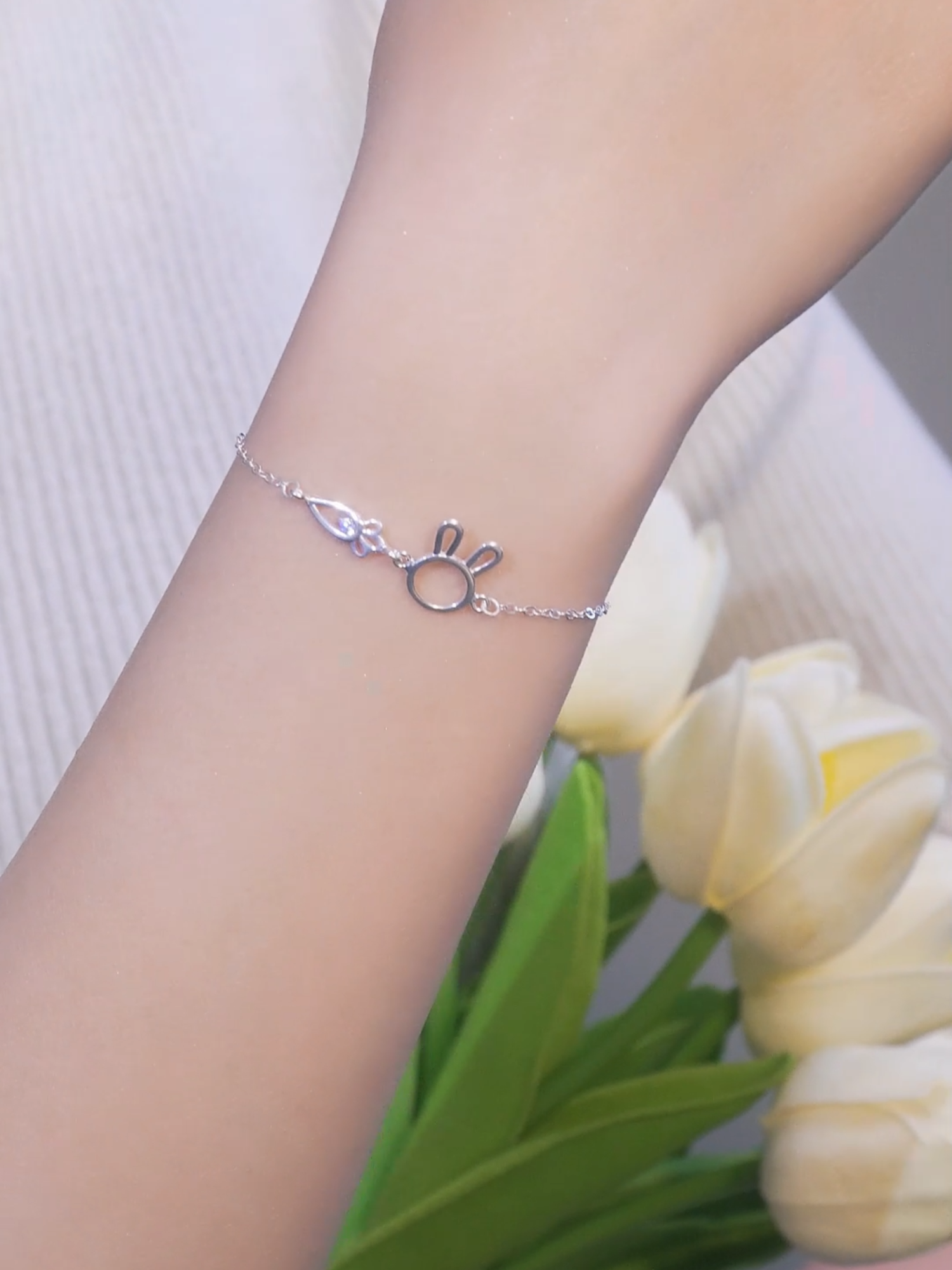 Đeo lắc tay bạc TLEE  cà rốt thỏ là thấy yêu đời như đang nghe nhạc chill trong ngày nắng đẹp 🌞🎶#tleejewelry #daychuyenbactlee #lactaybactlee #khuyentaibactlee #nhanbactlee #nhandoibactlee #lacchanbactlee #trangsucbac