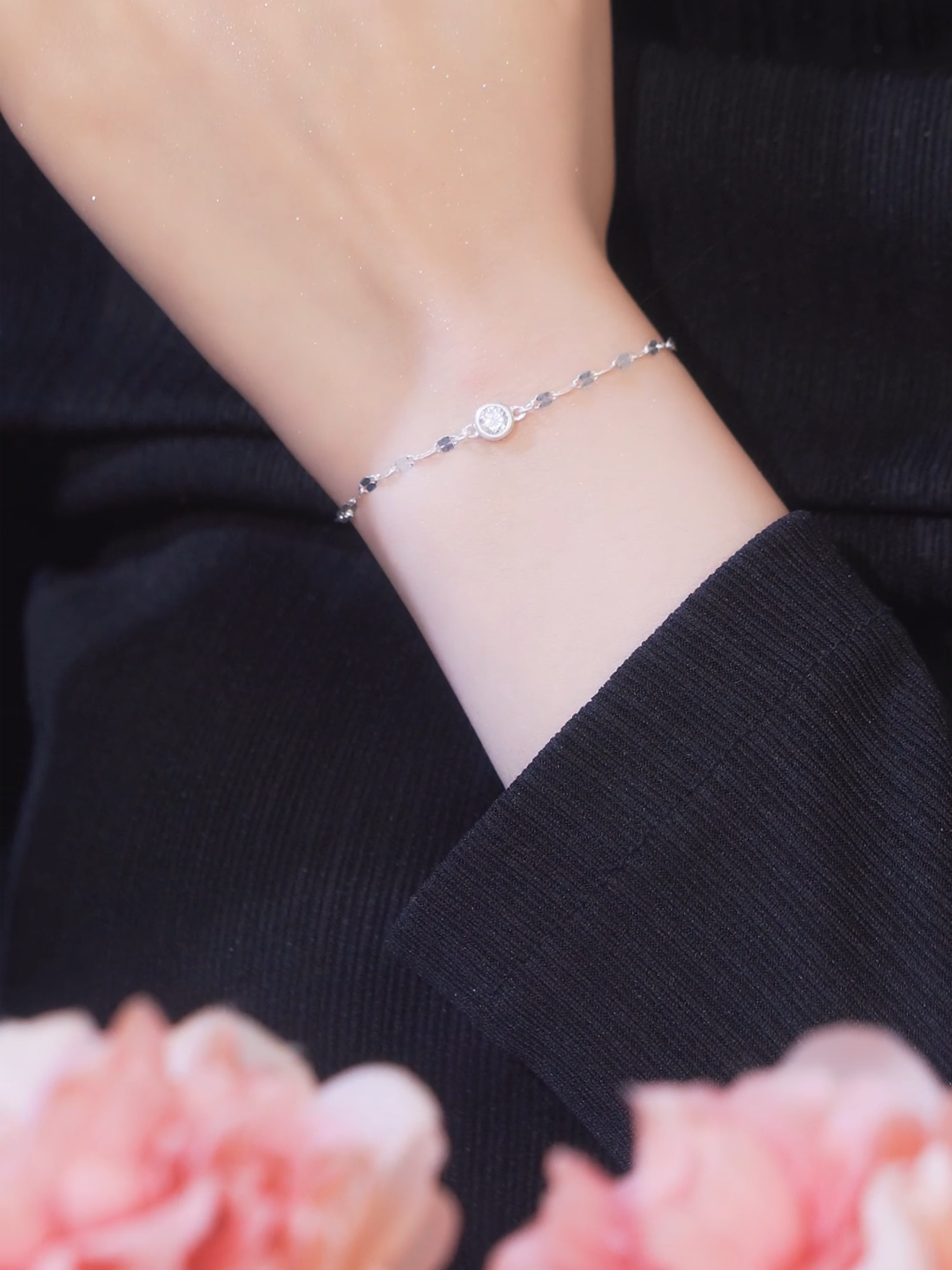 Một chút nữ tính, một chút lung linh. Phối đồ cùng lắc tay TLEE dây hoa mix đá 6mm là lên mood công chúa ngay 💖👑#tleejewelry #daychuyenbactlee #lactaybactlee #khuyentaibactlee #nhanbactlee #nhandoibactlee #lacchanbactlee #trangsucbac