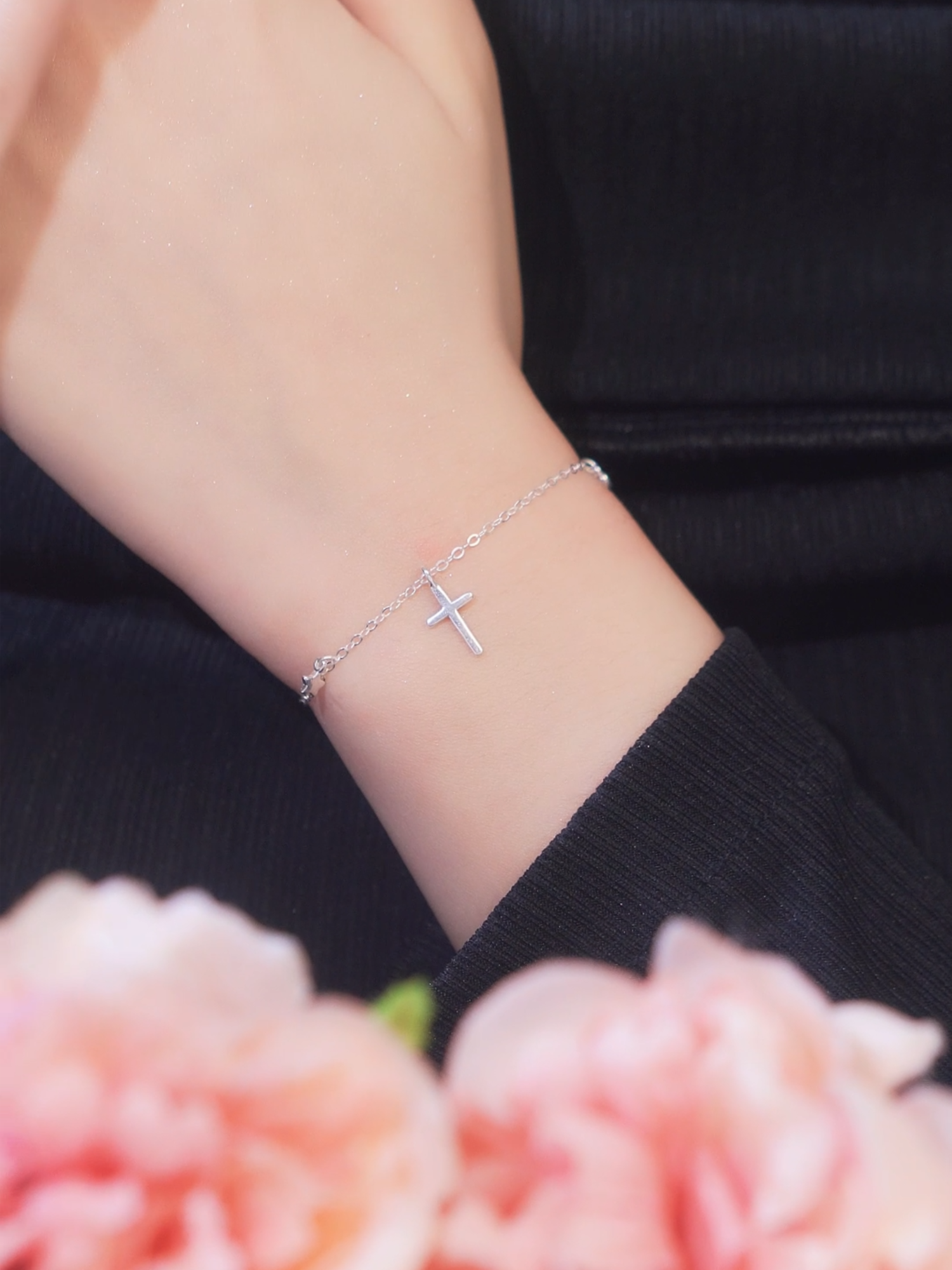 Mềm mại nhưng không kém cá tính, lắc tay bạc TLEE thánh giá mix cùng charm tim là chiếc ‘vibe dịu dàng’ bạn cần 🫶#tleejewelry #daychuyenbactlee #lactaybactlee #khuyentaibactlee #nhanbactlee #nhandoibactlee #lacchanbactlee #trangsucbac