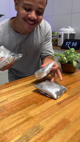 Tortilha de frango e cremoso!  Essa receita sem dúvida é a minha preferida quando pensamos em lanches proteicos tipo um sanduíche natural, pão com ovo e etc, essa é uma opção desse grupo.  Pensando em calorias, é muito parecido com pão com 3 ovos ou 2 ovos e 1 fatia de queijo, sendo adaptável para emagrecimento feminino ou masculino.  A receita tem 432kcal porque eu usei uma tortilha de 80g (212kcal) um pouco mais calórico que outras opções que vou listar abaixo:  Tortilha tradicional 80g - 212kcal Rap10 40g - 101kcal (dá até para usar duas)  Pão sírio 50g - 131 kcal  Wrap wikibold 2 und 60g - 150kcal  Pão francês - 145kcal  Pão de forma - 125kcal  Escolha a que faz mais sentido pra você e para o seu objetivo! Se vc for uma pessoa ativa fisicamente, 432kcal é um lanche super viável para o seu processo de emagrecimento!  Para o recheio usei 250g de frango desfiado, 100g de cream cheese light, 50g de azeitonas com caroço, meia cebola, 1 tomate e 1/3 de um pimentão.  Usei 125g de recheio + 15g de muçarela (220kcal e 24g de proteína) nas tortilhas. Ficou com dúvidas? Deixa aqui nos comentários  #emagrecimentosaudavel #receitafit #dietaflexivel #emagrecer 