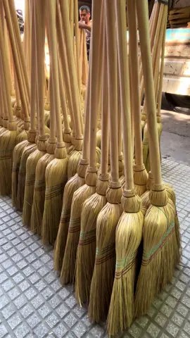 Fabricamos escobas de paja de forma artesanal  #escobas #escobasdebruja #articuloslimpieza #