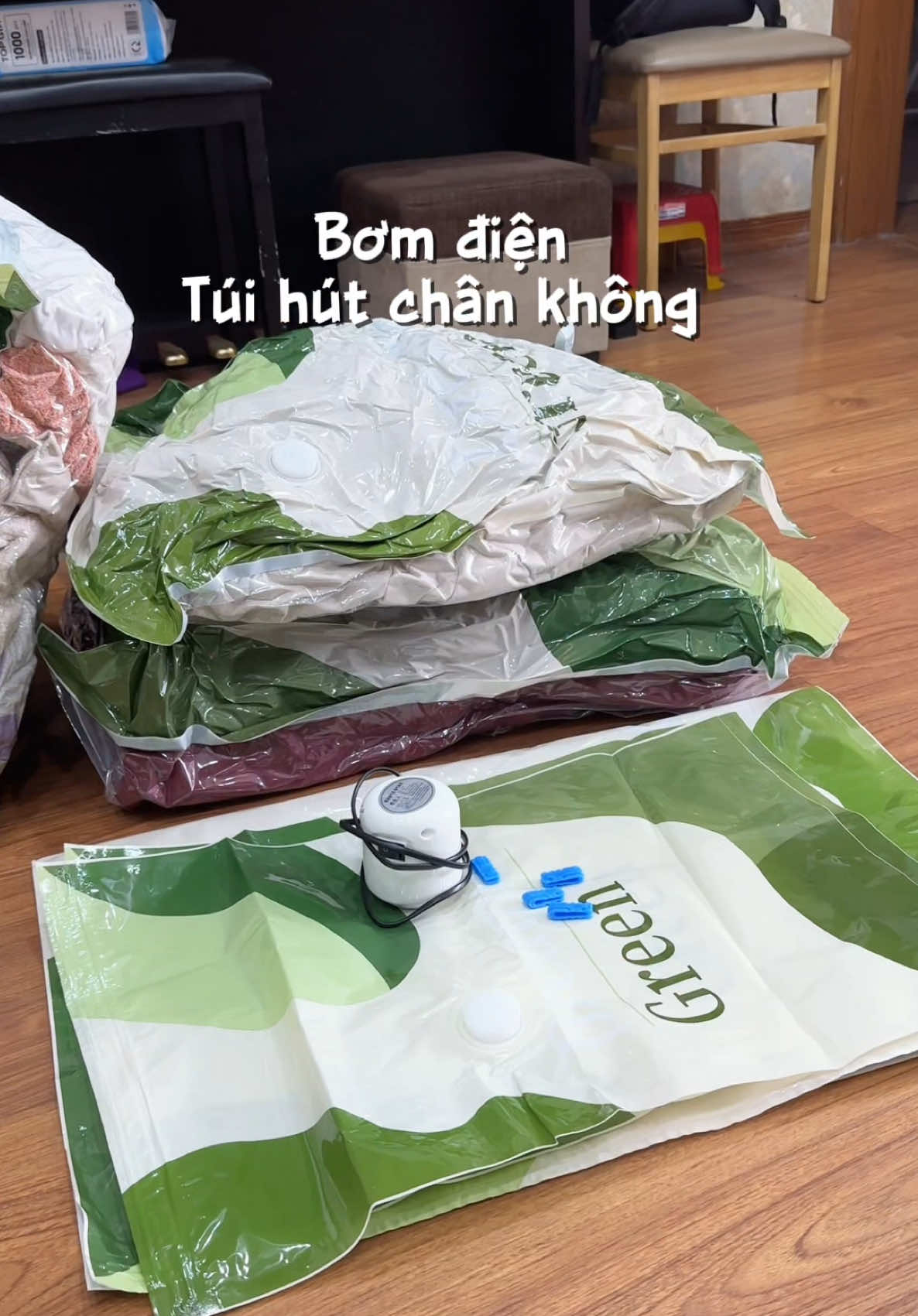 Túi hút chân không đựng quần áo. Chăn màn. Mùa hè rồi cất quần áo thôi mn ơi. #mayhutchankhong #giadungtienich #tuihutchankhong #tuihutchankhongdungquanao #meoriviu636 #videoviral #unboxing #fyp #review #xh 