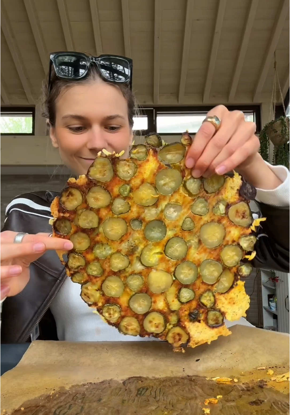 Fright pickles 🥒– Viral Snack! @Mayra Wendolyne  You’ll need: 	•	Pickles (sliced) 	•	Gouda (shredded) 	•	Parmesan (shredded) 	•	Garlic powder 	•	Paprika 	•	Curry powder Slice the pickles, add cheese on top, season and you’re done!