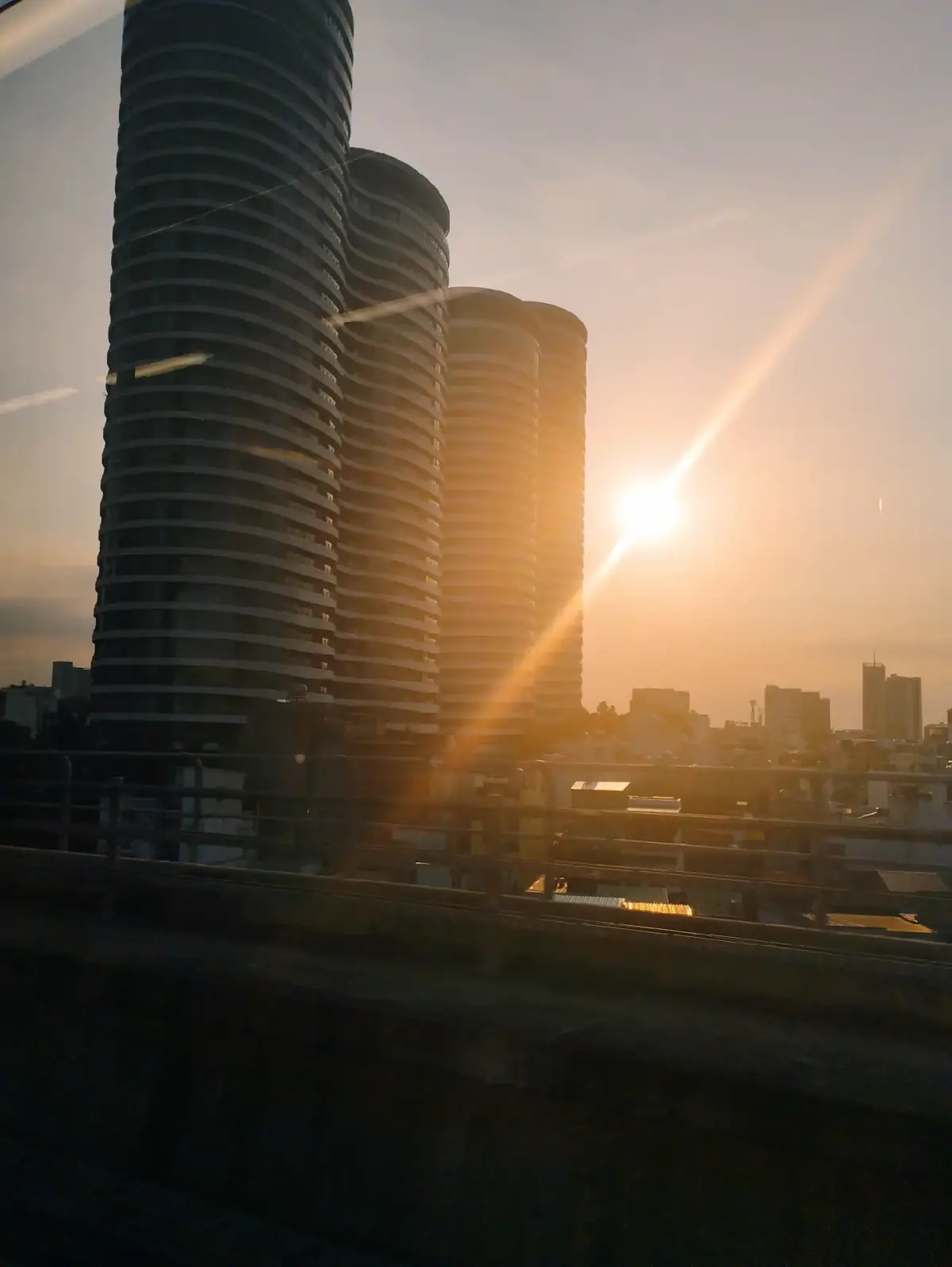 📸 Địa điểm chụp hình đẹp nhất: sân ga tàu mrt 🏞️ Đề xuất về điểm tham quan: ga An Phú ⛵ Hoạt động nhất định phải thử: chụp hoàng hôn lúc 5pm 🚗 Phương tiện đi lại: Mrt 📍 Điểm đến: 