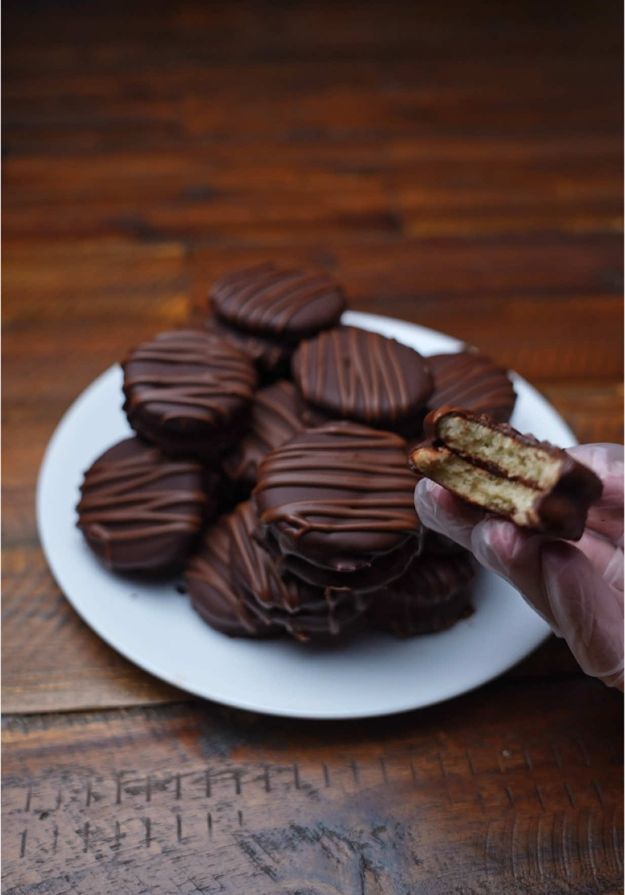 الترند العالمي شوكو بايتس ❤️كوب حليب ٢٥٠ ملي ربع كوب زيت  كوب وثلث دقيق بضتين فانيليا عصره ليمون معلقه كبيره بيكنج بودر رشه ملح انا ماحطتش سكر علشان هانحشي بحاجه مسكره وهانغطيها بشوكولاته مسكره ولاكن مسموحلكم تحطو لحد اربع معالق سكر ف الخليط لو حابين او لو هاتعملوها لوحدها ٢٠٠ جرام شوكولاته#ناديه_السيد #nadiaelsayed #نادية_السيد #بانكيك #ميني_كيك #ميني_بانكيك #minipancakes #شوكو_بايتس #بانكيك_النوتيلا #بانكيك_الشوكولاتة#tiktokcookbook 