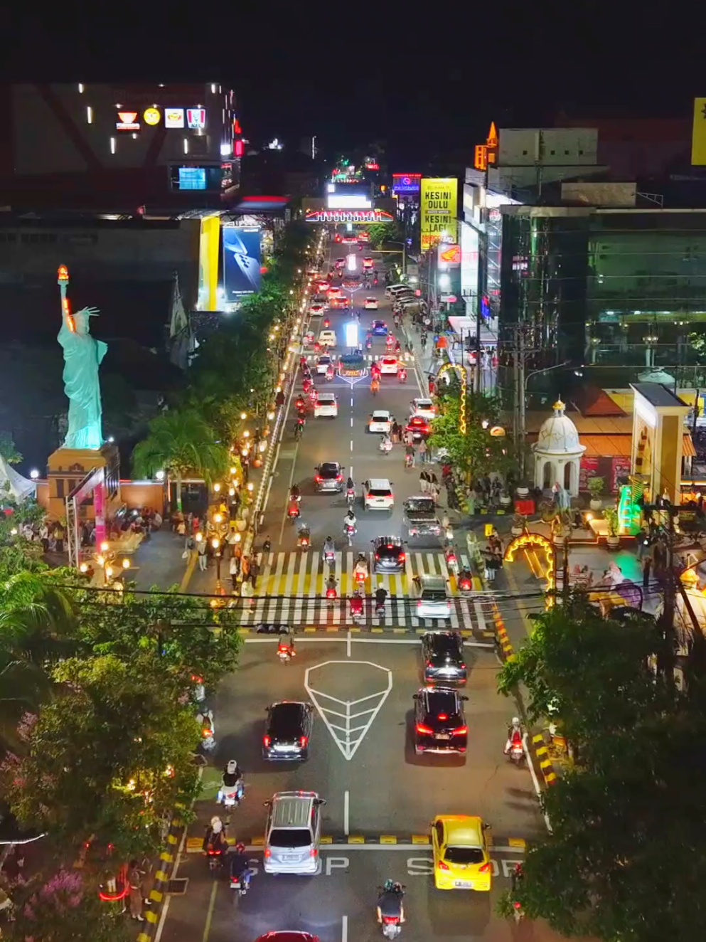 PSC At Night . . . . . 📌: Pahlawan Street Center, Kota Madiun ⚠️mau Repost jangan lupa Tag @dibalikkeseharian  #fyp #fypage #fyppppppppppppppppppppppp #fypツ #pahlawanstreetcenter #pscmadiun #madiun #madiunkotagadis #madiunkotapendekar #madiunkarismatik #wisatajatim #visitjatim