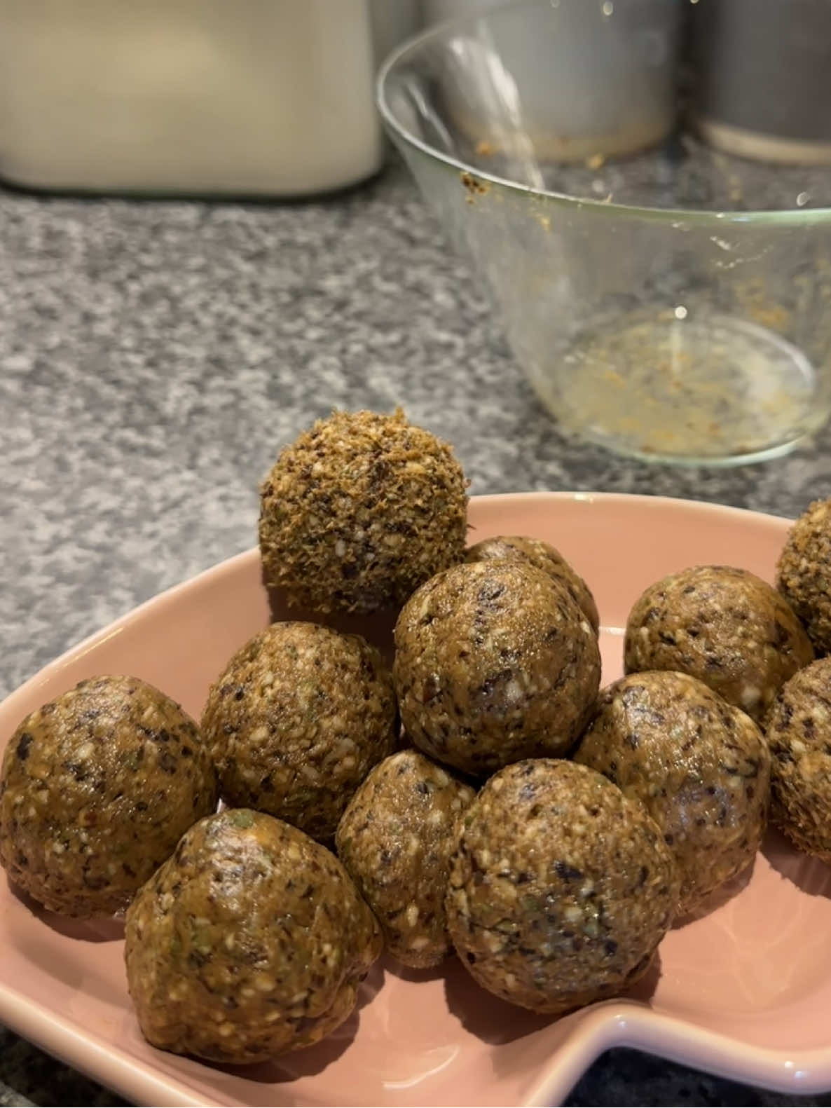 Parasite cleanse bites you’ll actually crave 😅 Made with 200g dried plums, 100g pumpkin seeds, and 1 tbsp psyllium husk. Eat one a day on an empty stomach… But honestly, they’re so good I could eat them all at once 🙈💚 #naturalremedies #parasitecleanse #healthybites #tiktokhealth #digestivehealth