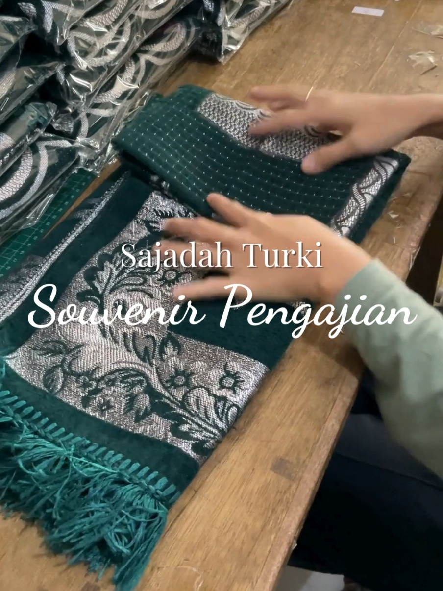 kuy lipat² souvenir sajadah untuk acara² spesial customernya lilsala tersayang, kamu juga mau order? boleh banget yaaa bisa request atau pilih kemasan yg sudah ada, buruan klik keranjang kuning #sajadahaesthetic #sajadahcantik #sajadahturki #sajadahmurah #hamperssajadah #hampersmurah #hampers #fyp #souvenir #souvenirmurah #souvenirpengajian 