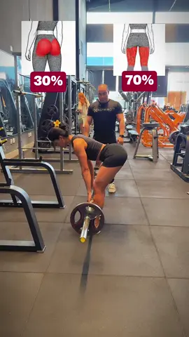 Você sabia que pequenos ajustes mudam totalmente o FOCO do exercício? Olha só a diferença que faz na ativação muscular: ✅ Stiff focado em posterior: 70% posterior | 30% glúteo ✅ Stiff focado em glúteo: 70% glúteo | 30% posterior ✅ Sumô focado em glúteo: 70% glúteo | 30% adutores ✅ Sumô focado em adutores: 70% adutores | 30% glúteo ✅ Avanço pra quadríceps: 70% quadríceps | 30% glúteo ✅ Retrocesso pra glúteo: 30% quadríceps | 70% glúteo Quem treina com estratégia, cresce mais rápido e com muito mais qualidade! Compartilha com aquela amiga que só faz por fazer, e me segue pra mais dicas práticas que vão deixar seu treino mais inteligente e seu shape mais bonito! #treinointeligente #bumbumnanuca #pernasebumbum #musculacaofeminina #teambarreto #clubedoshape #treinofeminino #dicasdetreino #gluteotreino #shapeemconstrucao