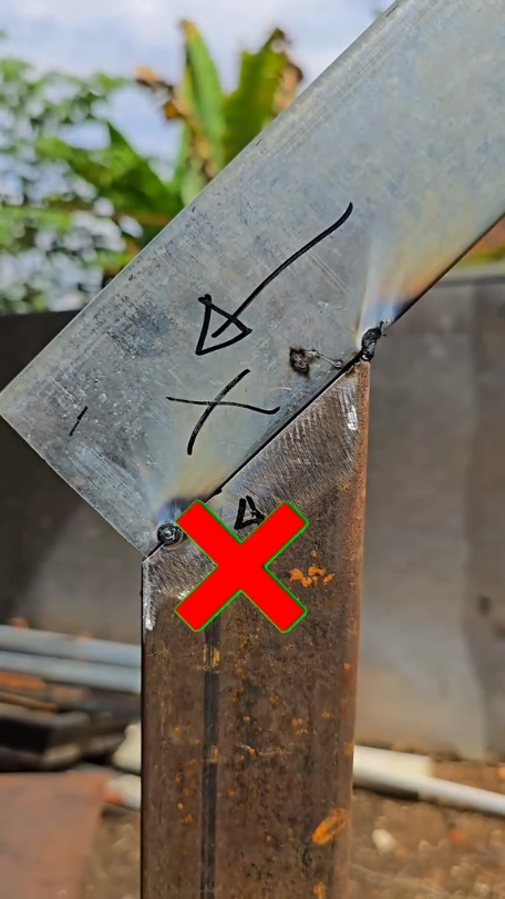 A simple way to make a 135 degree joint for your home stair railing. #welding #welder #fabrication #metalwork #tipsandtricks #perfectweld 