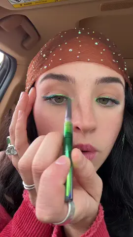 holographic liner ftw ##makeup##makeuptips##MakeupTutorial##BeautyTricks##makeupaddict##festivalseason##stagecoach##coachella