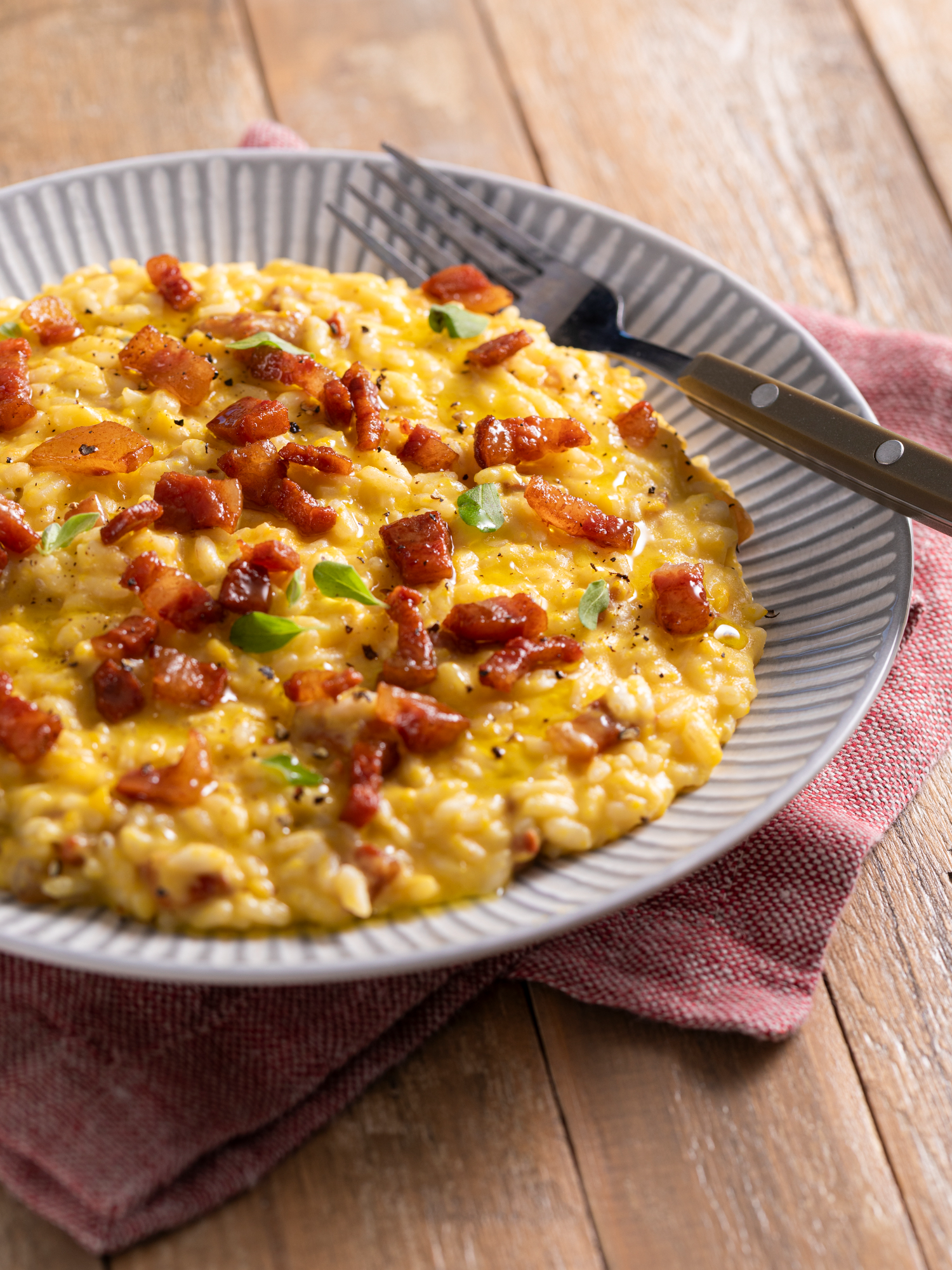 Risotto + Carbonara = pure Roman decadence 🍚🥓🧀 Meet risotto alla carbonara, the creamy, cheesy, yolk-rich twist on two Italian icons🍽️💛 @manu_cookandrock Ingredients: 1 ½ cups Carnaroli rice (320 g) 8 egg yolks (preferably golden-yolk/pasta gialla) 9 oz guanciale, diced (250 g) 1 cup grated Pecorino Romano DOP cheese (100 g) 3 tablespoons white wine (50 g) 4 ¼ cups vegetable broth (1 liter) Marjoram, to taste #giallolovesitaly #risotto #carbonara #FoodTok