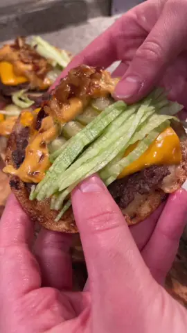 Die besten Big Mac Tacos meines Lebens!🍔🌮 Rezept für die Soße: - 5 gehäufte EL Mayonaise - 1 EL Ketchup - 1 TL Senf - 1 Schluck Gurkenwasser - 1 TL Zucker - 2 Gewürzgurken ( fein gerieben)  -  die Hälfte der karamellisierten Zwiebeln - Salz und Pfeffer nach Geschmack (Achtung aufpassen dabei) - 1 TL Paprikapulver Edelsüß   (Abschmecken und selbst bestimmen, was eventuell fehlen könnte, weil Geschmäcker sind verschieden ;)  Für das Fleisch: - etwas 400g Rinderhack - Salz und Pfeffer nach Geschmack  Die mit Fleisch belegten Tacos in geschmacksneutralem Öl anbraten bis eine leichte Kruste entstanden ist. Wenden und den Wrap auch anbraten, bis er leicht knusprig geworden ist (etwas 2-4 Minuten). Käse dazu und 1 Minuten schmelzen lassen. Für die karamellisierten Zwiebeln:  - 3 mittelgroße Zwiebeln - 2 EL Butter - 1 TL Brauner Zucker  - eine Prise Salz -Optional: ein Schuss Wasser oder Brühe, falls’s zu trocken wird Zwiebeln in Streifen oder Würfel schneiden, in Butter bei mittlerer bis niedriger Hitze 30–40 Min. langsam braten, dabei salzen und ab und zu umrühren. Nach 20 Min. braunen Zucker dazugeben. Sie sollen goldbraun werden, nicht anbrennen. Weiterbraten, bis sie schön tiefbraun, weich und karamellisiert sind. Die karamellisierten Zwiebeln zuerst zubereiten, weil sie am längsten brauchen. Außerdem: - Kleine Tortilla Wraps - Gewürzgurken  - Eisbergsalat - Chedder Toastkäse - Sonnenblumenöl zum Anbraten 