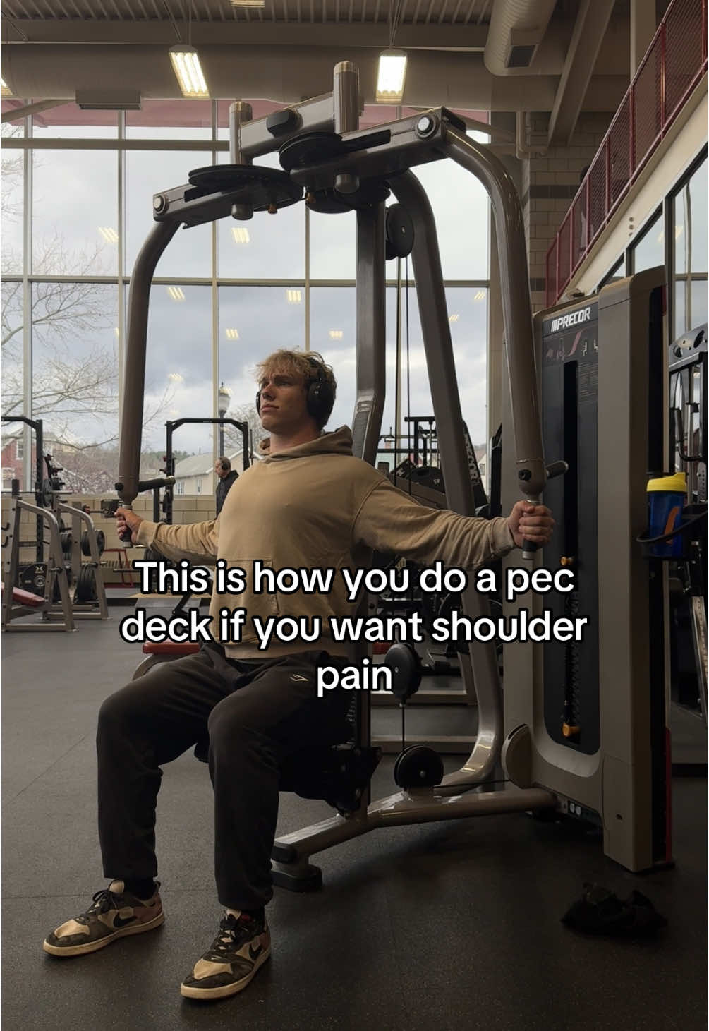 Your scapula should be moving freely so stop arching your back #gym #shoulderpain #chest #optimal 