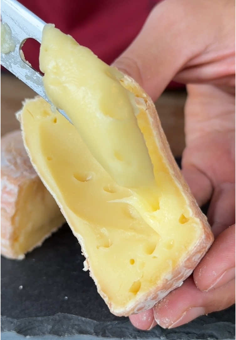 Benzinho é um queijo perfeito para o seu final de semana de Páscoa. Ele vai funcionar super bem com geleias, meles, torradas. Muito sabor, textura e complexidade.