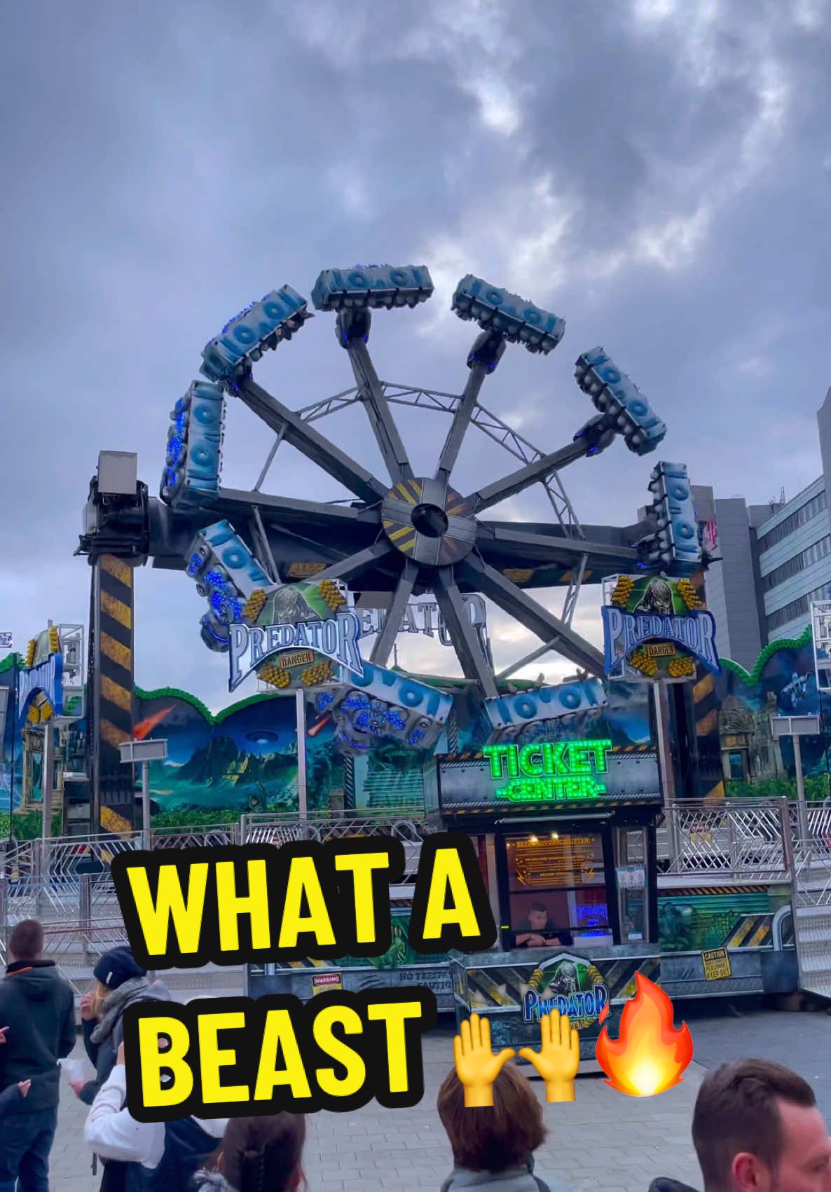 One of only 2 travelling Moser Rides Top Star Tours in the world 🙌🔥 Predator - Kaiser 🇩🇪 #predator #insane #ride #kirmes #fahrgeschäft #crazy #rides #scary #fyp 