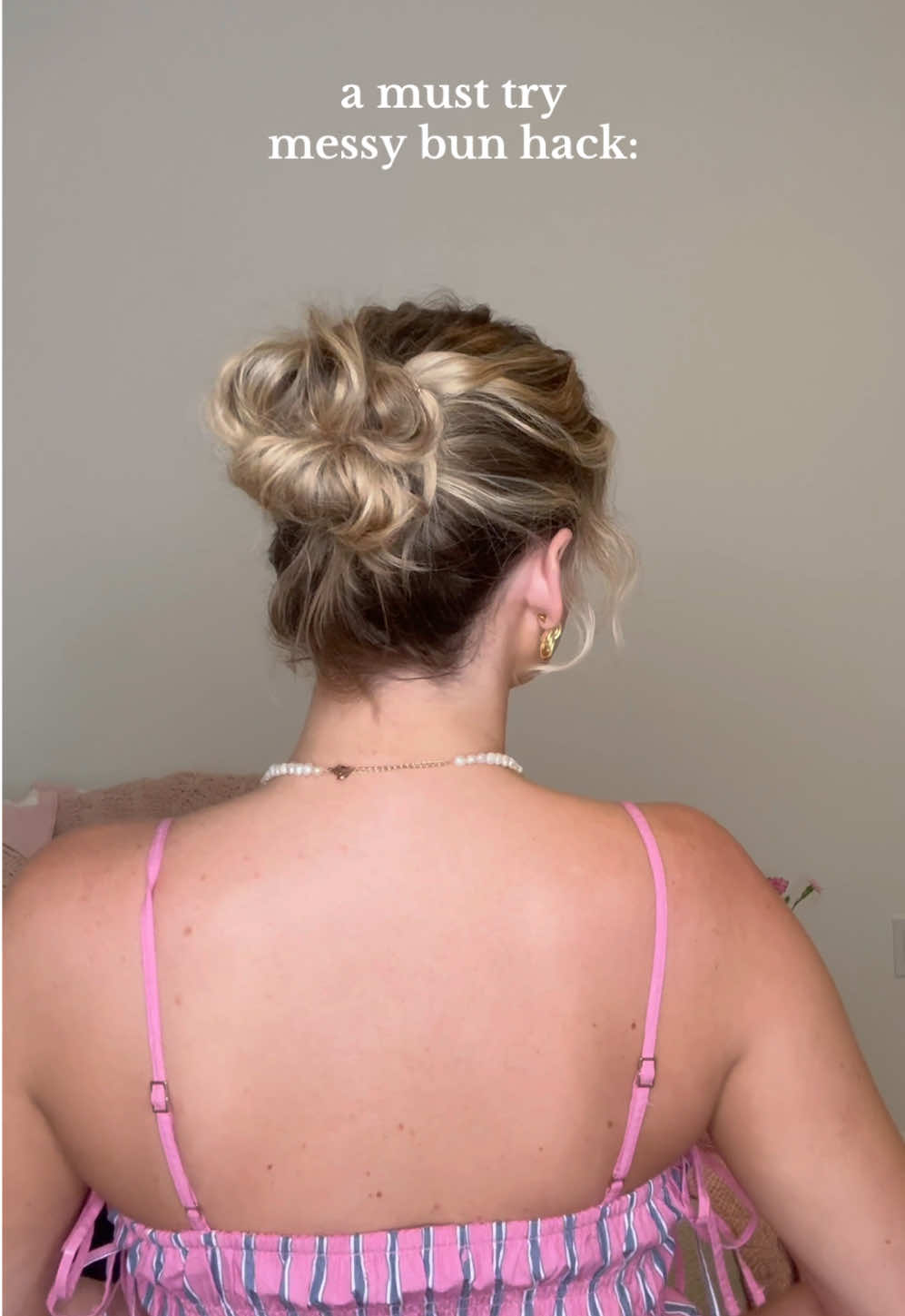 Okay this might be the easiest messy bun ever!! With my mid-length fine hair I can never get a good messy bun with just 1 hair tie so this is a game changer! #hairhack #easyhairstyles #hairtutorial #midlengthhair #finehairstyles #messybun 