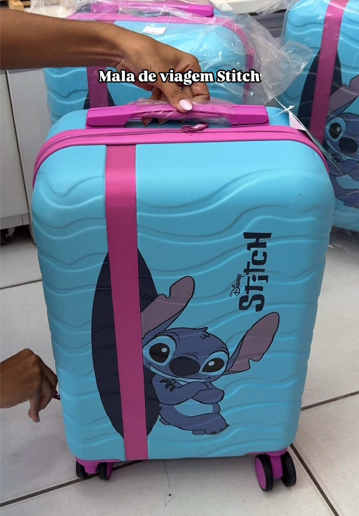 💥Super lançamento!!💥 Mala de viagem do nosso alienígena favoritooo, o Stitch!! #stitch #materialescolar #papelaria #dlily 