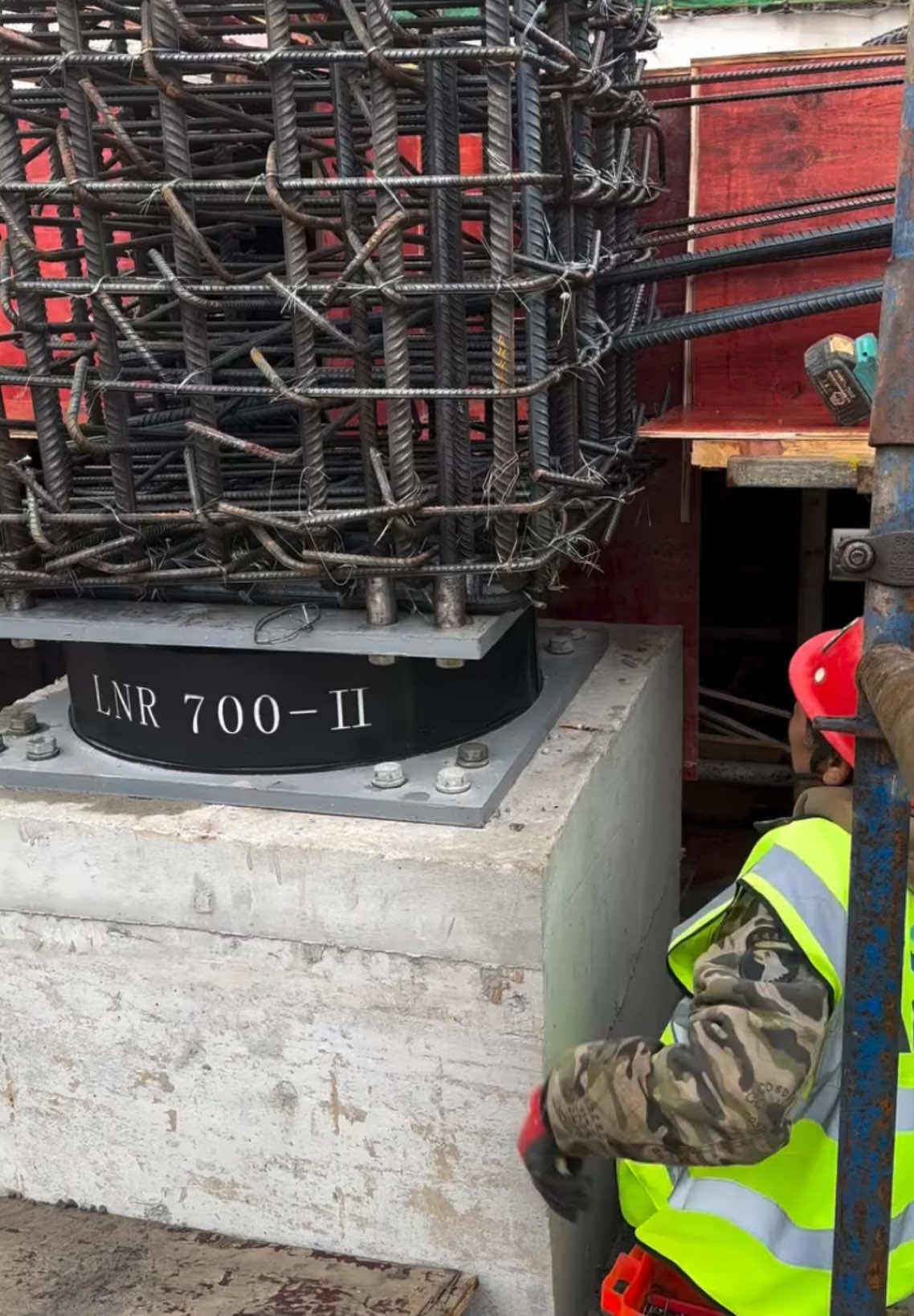 ¿Te imaginas construir un edificio SOBRE esto? 🛠️🌀 Mira cómo se levanta paso a paso sobre un aislador sísmico… y el resultado final es una locura 🔥🏢 Esta tecnología desacopla el edificio del suelo durante un sismo, ¡y puede marcar la diferencia entre daños graves o CERO! ⚠️✅ En un país como RD 🇩🇴, ¿no deberíamos usar esto desde los 8 niveles? Construir con seguridad no es el futuro… es el presente 🚧 ¿Lo usarías en tu próximo proyecto? Cuéntamelo abajo 👇🏽 #aisladoressismicos #ingenieriacivil #construccionsegura #terremotord #repdom #sismoresistente #arquitecturamoderna #TikTokRD #fyp #parati #fypシ゚ 