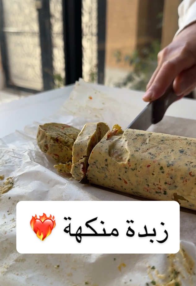الزبدة المنكهة بالطريقة الانجليزية من ألذ الوصفات اللي سويناها 😍 جربوها وعطونا رايكم 👌🏻 ____________________________________ . ❤️ زبدة منكهه ❤️ . المقادير 🌺 ٣ اصابع زبدة ٣٠٠ غ  ١٠ حبات فلفل هالبينو أخضر او أحمر  ٢٠ فص ثوم  ١/٢ كوب زيت زيتون ربطة كزبرة خضراء رشة ملح خشن  . الطريقة 🌺 ١- نقطع الفلفل الهالبينو ونضيف عليه الثوم وزيت الزيتون وندخله الفرن عشر دقائق على درجة ٢٠٠ حتى ينشوي ٢- نصفيه ونفرمه مع الكزبرة ورشة ملح ونفرغه في ورق زبدة ونلفه وندخله الثلاجه لحين الاستخدام في السندوتشات  . وبالعافية ❤️ . ____________________________________ . #١٥_ثانية #ترند #اكسبلور #السعودية #وصفة#وصفات #طبخ #لذيذ #زبدة #دجاج  #وصفات_سهلة #وصفات_لذيذة  #fyp #explore #riyadh #saudiarabia #foryou #trending #tiktok #explorepage #music #trend
