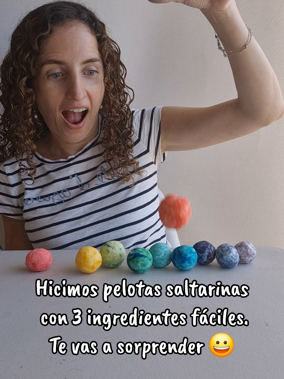 Te vas a soprender, no sabes que fácil es hacer estas pelotas saltarinas. Solamente necesitas  mezclar 1 taza de maizena y una taza de agua, revolver muy bien y calentarla en el microondas 1 minuto ( esta parte la hacen los adultos ) Sacamos la mezcla del microondas, esperamos a que esté tibia, agregamos colorante y comenzamos a formar una pelota con las manos. Deja secar 24 horas y listo , tenemos unas pelotas saltarinas😃😃😃 #pelotassaltarinas #experimentosparaniños  #juegosparaniños  #homemade 