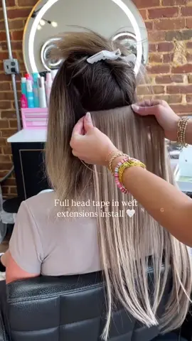 Está pensando em colocar mega hair em fita adesiva, mas ainda tem dúvidas? Vem que eu te explico! 💇‍♀️✨ O mega hair em fita adesiva é uma técnica moderna e segura de alongamento capilar. Ele usa mechas de cabelo 100% humano presas por uma fita adesiva fininha e transparente, que se fixa rente à raiz do seu cabelo natural. O resultado? Volume e comprimento instantâneos, com um acabamento super natural e leve. Por que vale a pena? ✅ Aplicação rápida – em média 1 hora ✅ Nada de dor ou puxões – não agride os fios naturais ✅ Discreto – ninguém percebe que é mega ✅ Reutilizável – você pode reaproveitar as mesmas mechas ✅ Perfeito pra todos os tipos de cabelo, até os mais finos! E a manutenção? Ela é feita a cada 30 a 45 dias, dependendo do crescimento do seu cabelo. A gente remove, limpa a fita antiga e reaplica com adesivo novo — simples, prático e eficaz. É pra você se: – Quer mudar o visual sem comprometer seus fios – Busca praticidade no dia a dia – Tem um evento, casamento ou formatura – Ama um cabelão cheio de movimento e presença Cuidados básicos: 🧴 Use produtos sem óleo ou sulfato 🚿 Seque bem a raiz após lavar 💇‍♀️ Faça a manutenção no prazo certo Esses cuidados garantem um mega lindo por muito mais tempo! #megahair #cabeloslindos #cabelosgrandes #cabelosnaturais #cabeloshumanos #megahairfitaadesiva 