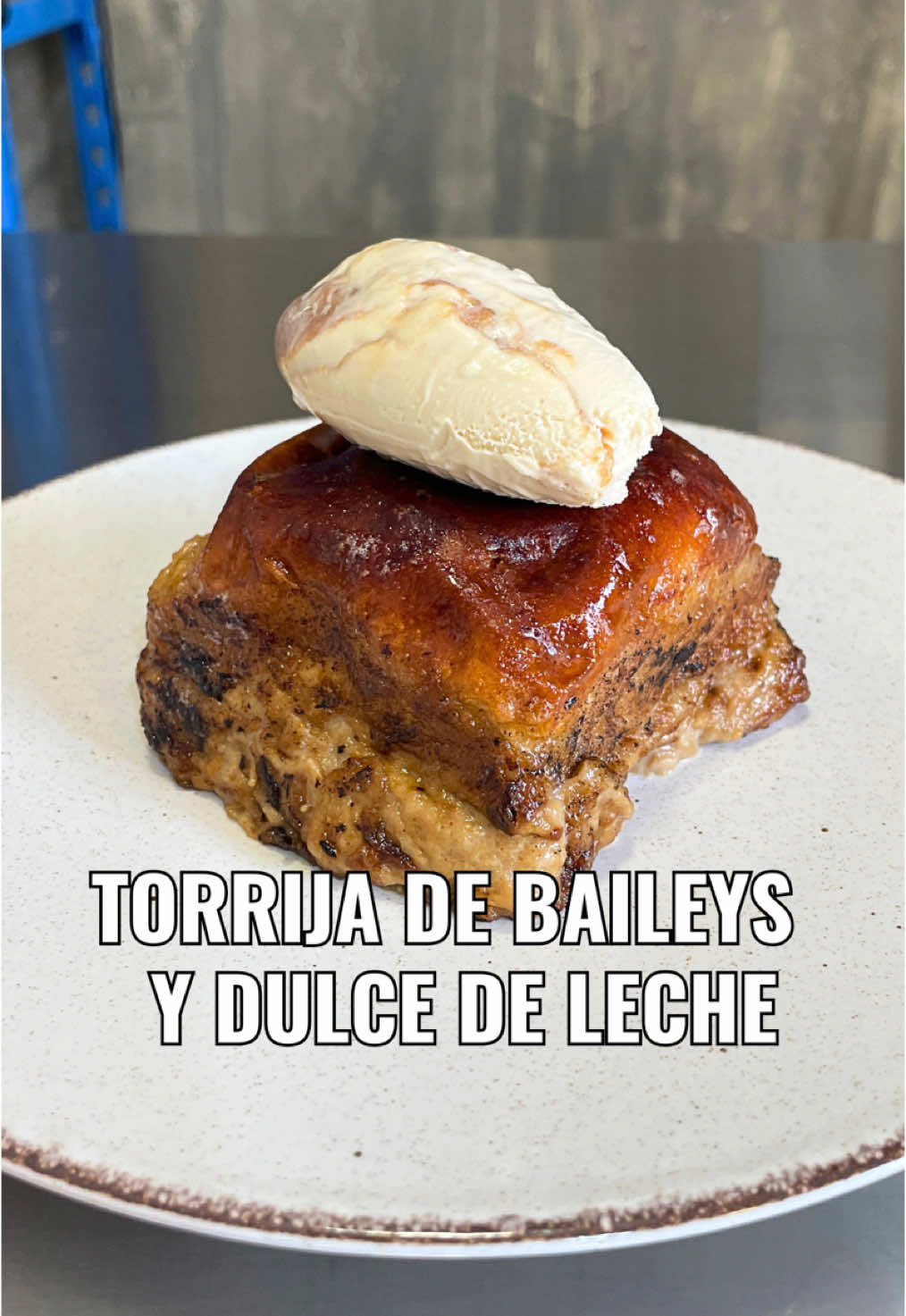 ✌🏼TORRIJA DE BAILEYS, CAFÉ Y HELADO DE DULCE DE LECHE🔥 👨🏼‍🍳Receta: Para 2 torrijas: - 150 gr harina de repostería - 30 gr leche entera - 20 gr azúcar - 1 pizca de sal - 20 gr huevo - 15 gr miel - 20 gr mantequilla fría de nevera - 10 gr levadura fresca - 1 chorrito de agua de azahar - 1 chorrito de esencia de vainilla 1. Mezcla la harina, la sal, el azúcar, la leche, el huevo, los aromas y la miel y amasa hasta que quede una masa homogénea como ves en el video. 2. Añade la mantequilla fría y en dados al final del amasado hasta que se integre perfectamente y la masa coja una textura lisa y compacta. 3. Deja fermentar de nuevo hasta que doble volumen. 4. Desgasifica la masa, divídela en 2 y bolea de nuevo para ponerla en el molde y dejarla fermentar de nuevo. 5. Cuando vuelva a doblar volumen, pinta con huevo y hornea a 180ºc durante 8-10 minutos. 6. Deja que enfríe y desmolda. Para el baño: - 500 gr leche entera - 250 gr Baileys - 1 café espresso  1. Pon a calentar todo junto y deja que entibie la mezcla. 2. Impregna las torrijas hasta que estén completamente impregnadas y márcalas con mantequilla en una sartén a fuego medio. 3. Pon el helado que prefieras y a disfrutar! Va por vosotrxs!🔥