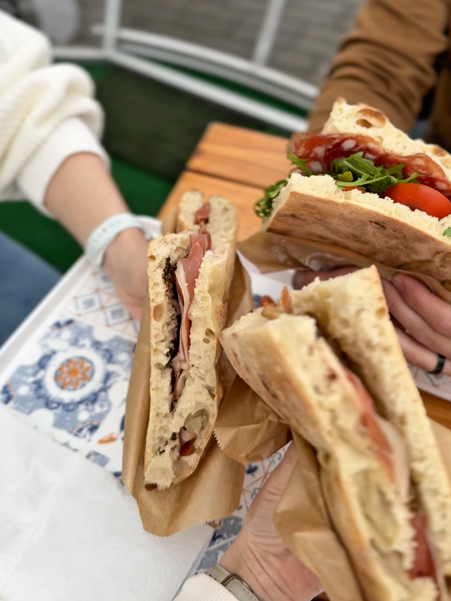 Vérbeli olasz street food Siófokon? Megtaláltuk! 🍕 Egy olasz család hozta el a focacciák igazi ízét a Balaton partjára – a Gustami egy falat Itália a Krúdy sétány sarkán. ✨ A kínálatból végtelen kombinációban rendelhetünk laktató focaccia szendvicseket vagy néhány tésztát, de a desszerteknek és a Peroni söröknek is maradhat hely. Az adagok hatalmasak, mégis könnyedek, de vigyázz, mert egy falat után érezni fogod, hogy ide még biztosan visszatérsz. #welovebalaton #balaton #egészévbenbalaton #siófok #gustami #traditionalitalianfood #italian #focacceria #focaccia #pasta #streetfood