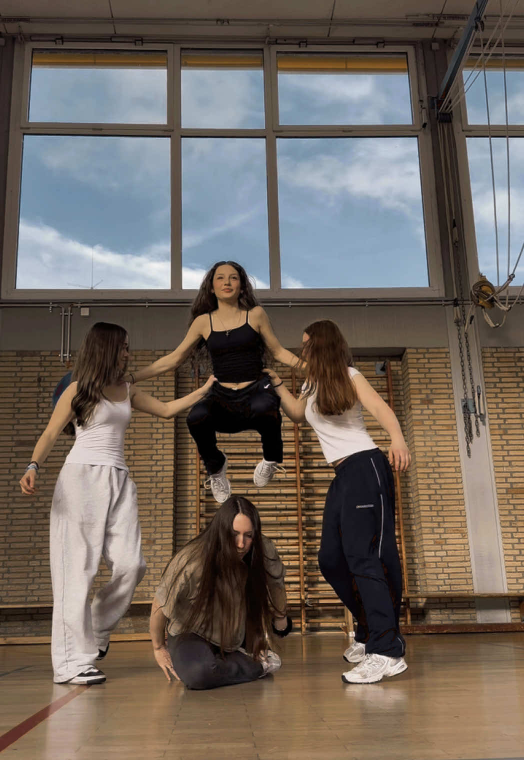 When you try to act cool but you are a sunshine.. so you have to change the vibe 🤣 #dance #dancer #dancing #tanzen #dancersoftiktok #fy #cheer #cheerleading #cheerleader #danceforlife #hiphop #training #acro #acrobatics 
