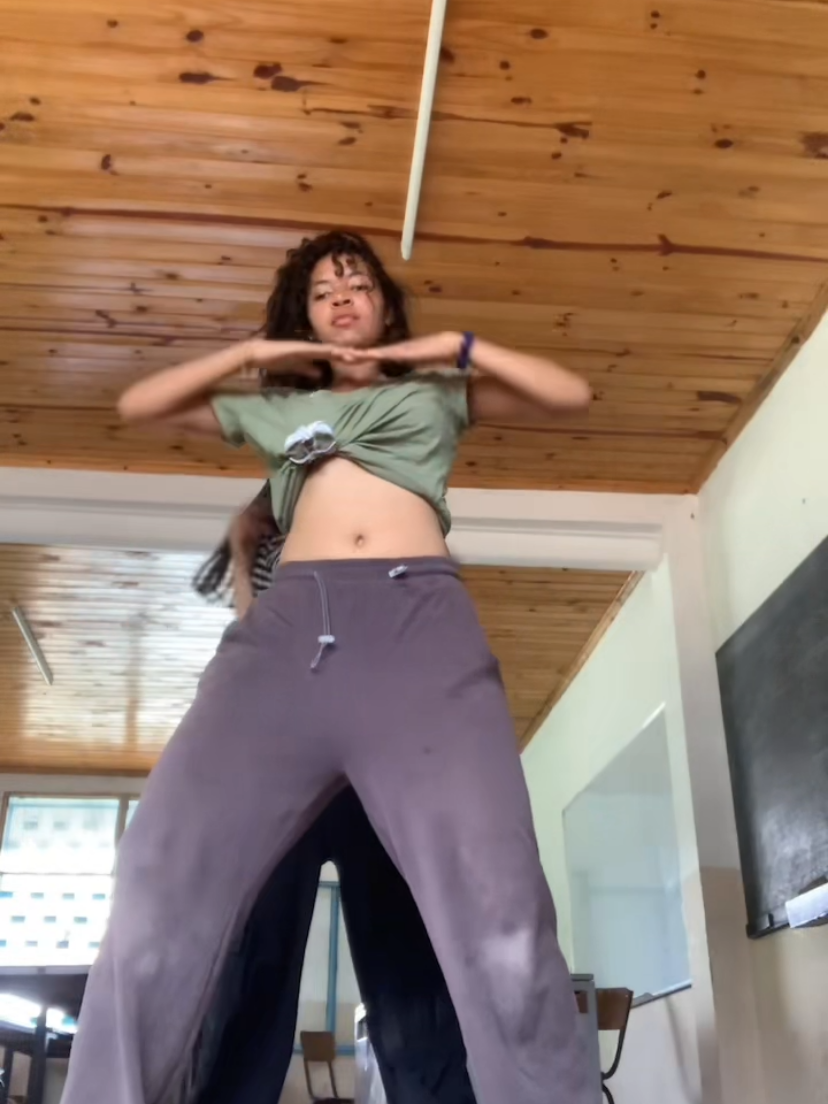 w/ my fav duo @annissahnasandratra (ça date mais osef😭) dc:@JhorelZapanta  #fypシ゚ #duo#moneypullup