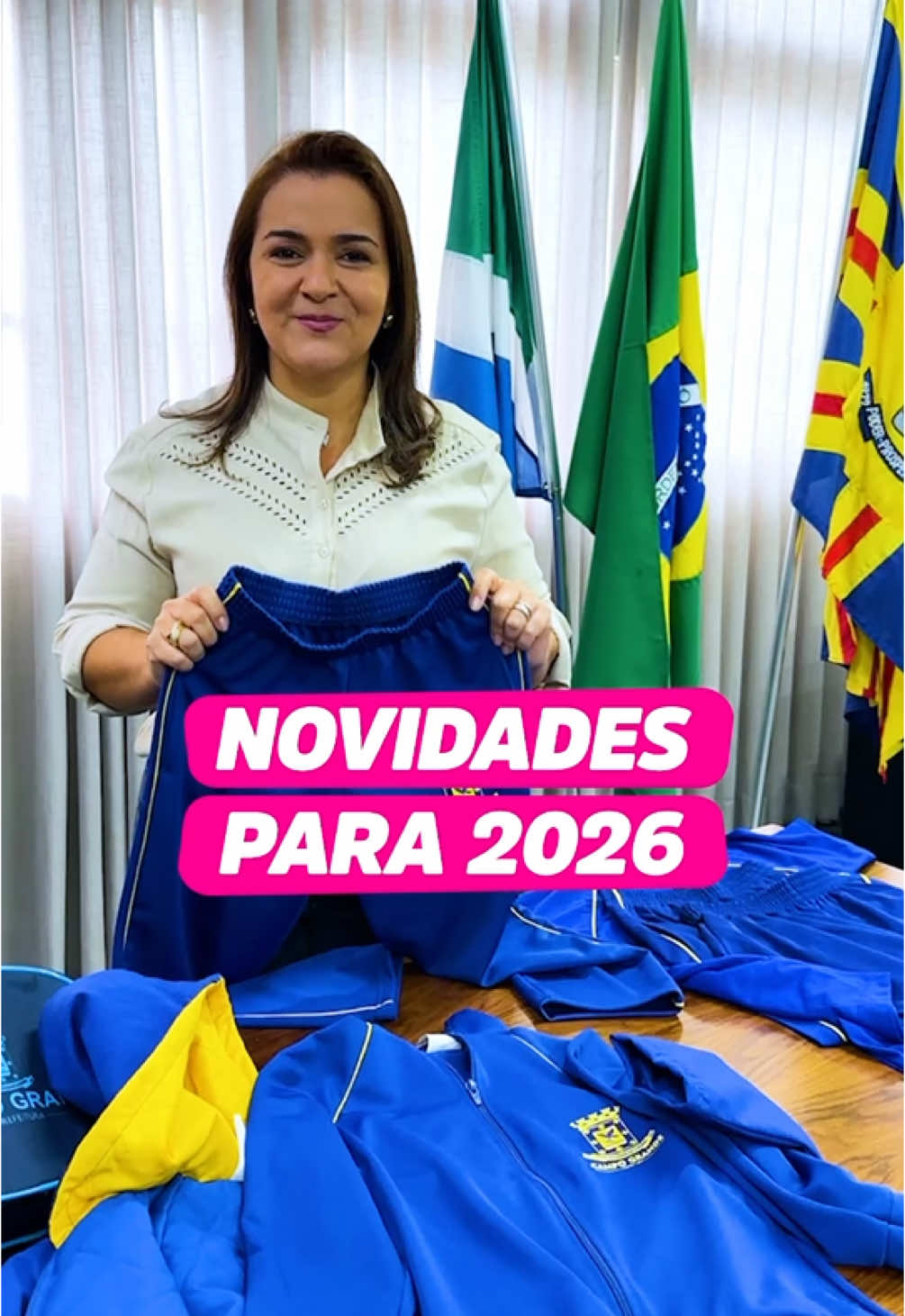 👕Tem novidade chegando nas nossas escolas em 2026!  A Rede Municipal de Ensino vai ganhar um novo uniforme, pensado com muito carinho para garantir conforto, identidade e qualidade para nossos 115 mil alunos. Tem camiseta, bermuda, short-saia e até uniforme de inverno. Ficou curioso pra ver como ficou? Logo, logo a gente mostra mais!  #educação #campograndems #adrianelopesms  #prefeitaadriane 